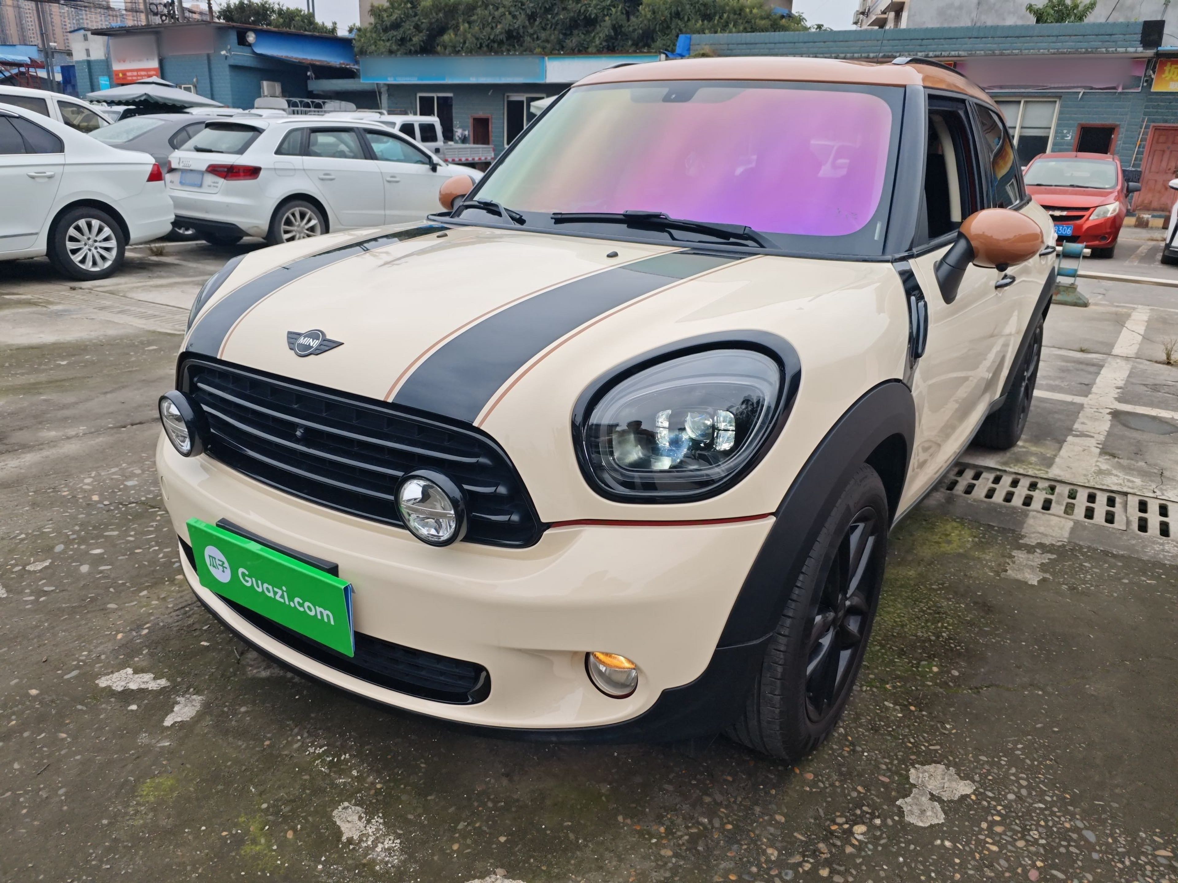 تحت مقدمة السيارة