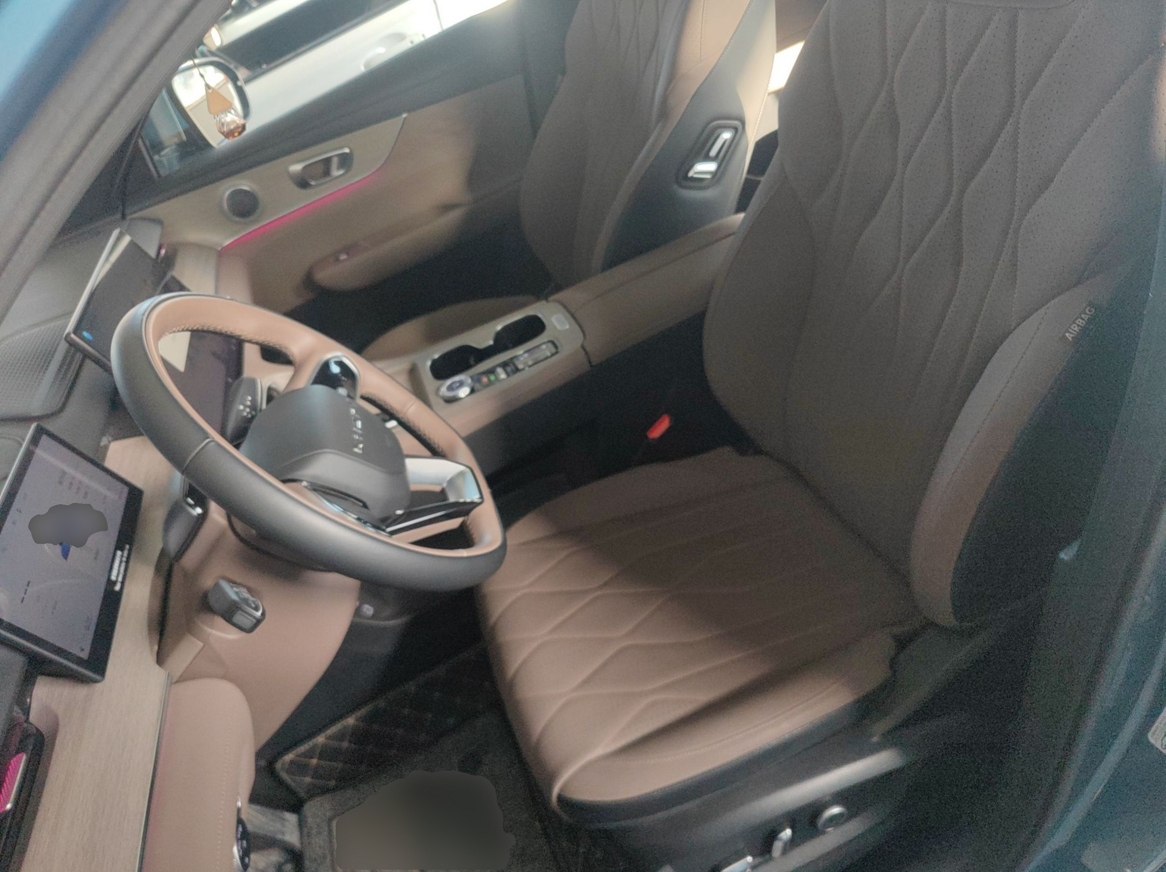 المقاعد الأمامية داخل السيارة