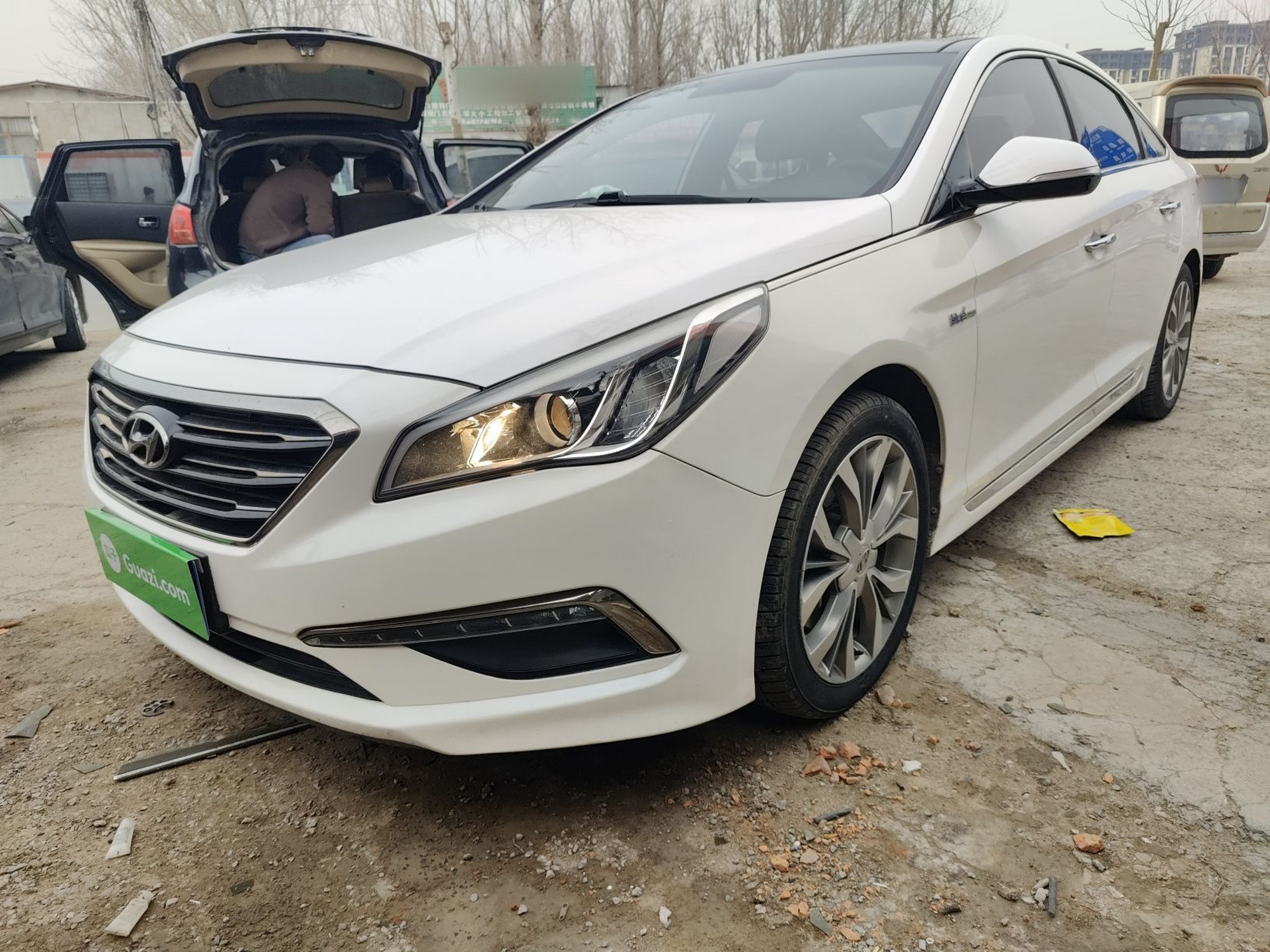 تحت مقدمة السيارة