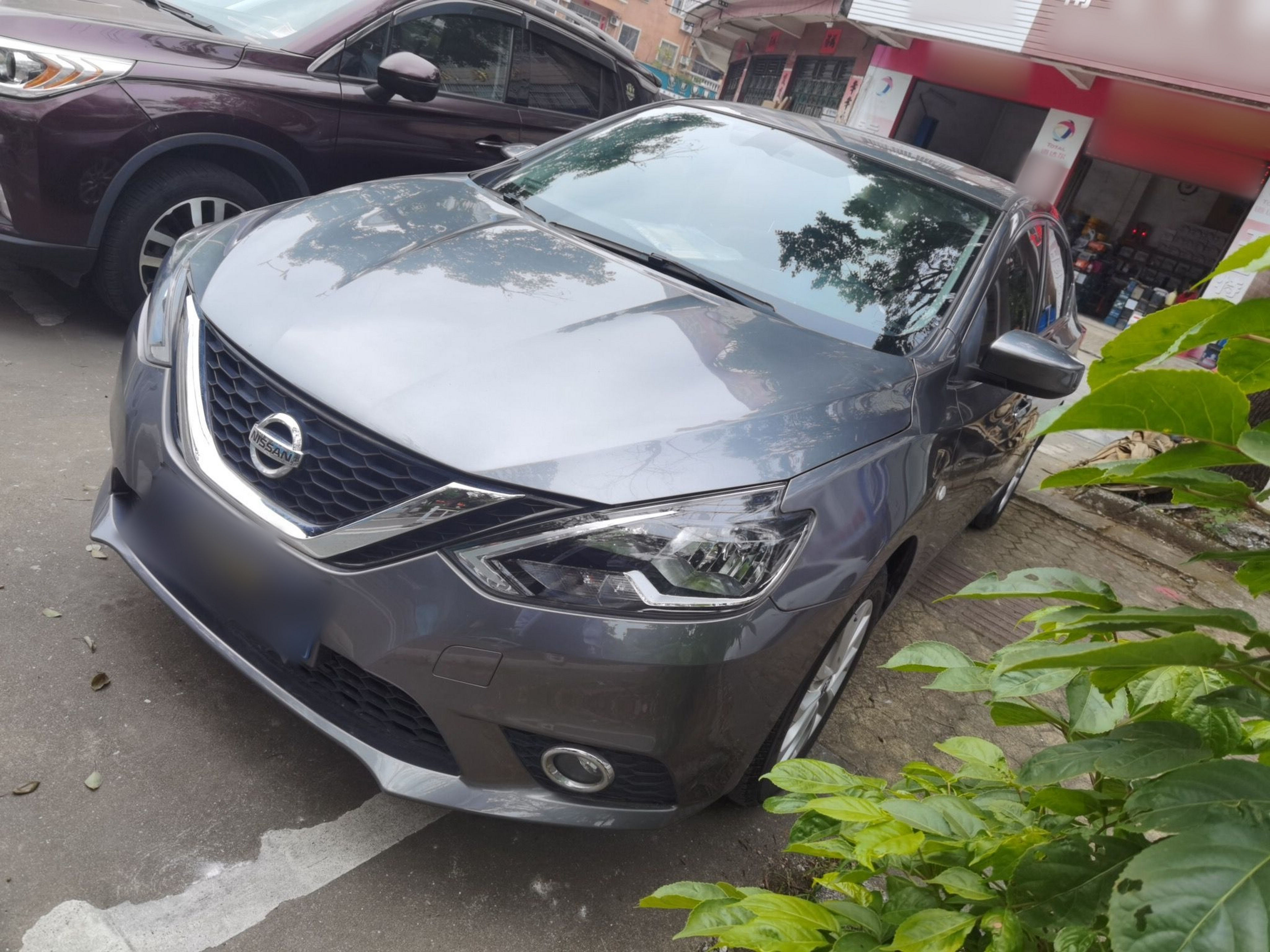 Под передней частью автомобиля