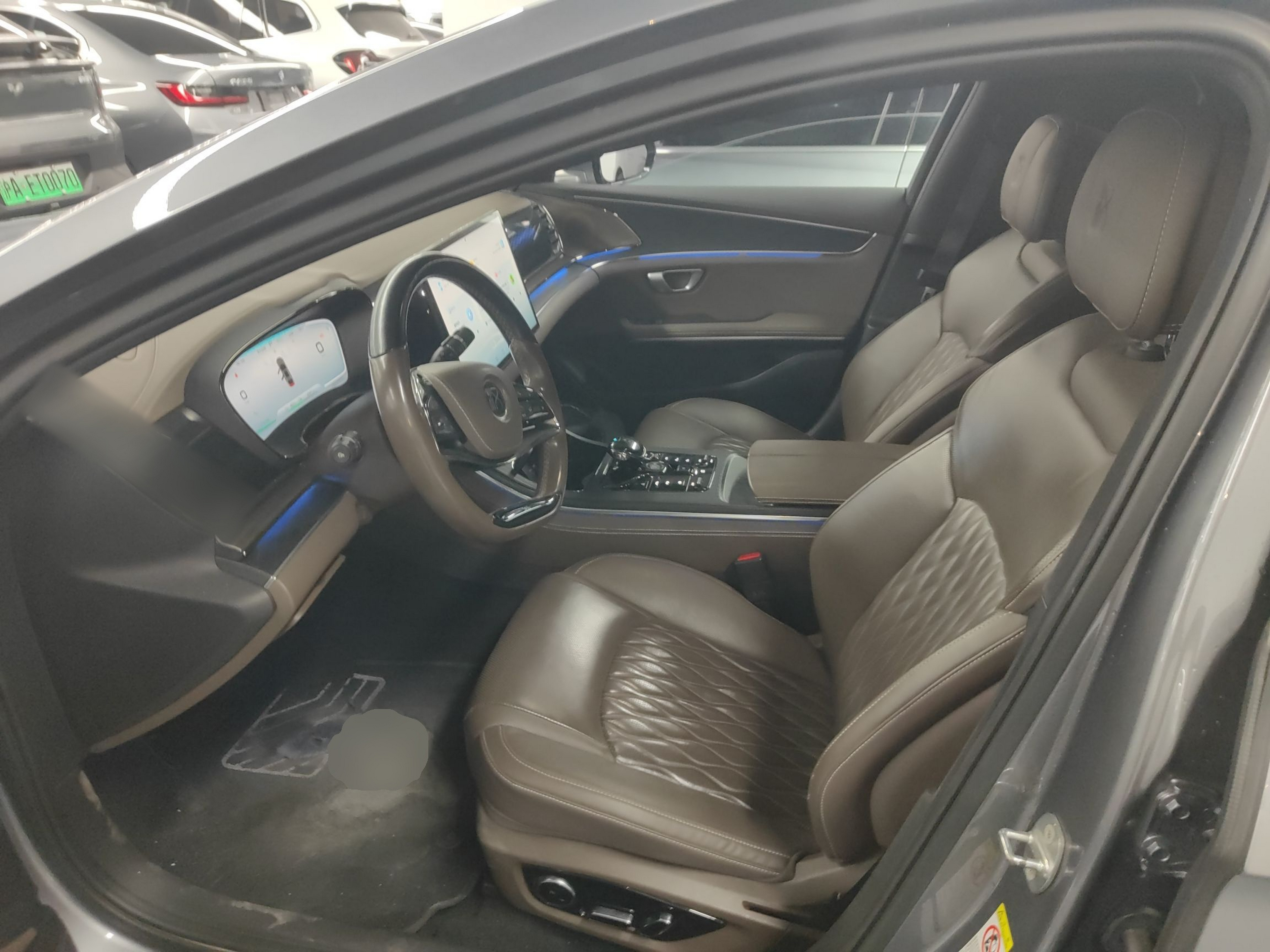 المقاعد الأمامية داخل السيارة