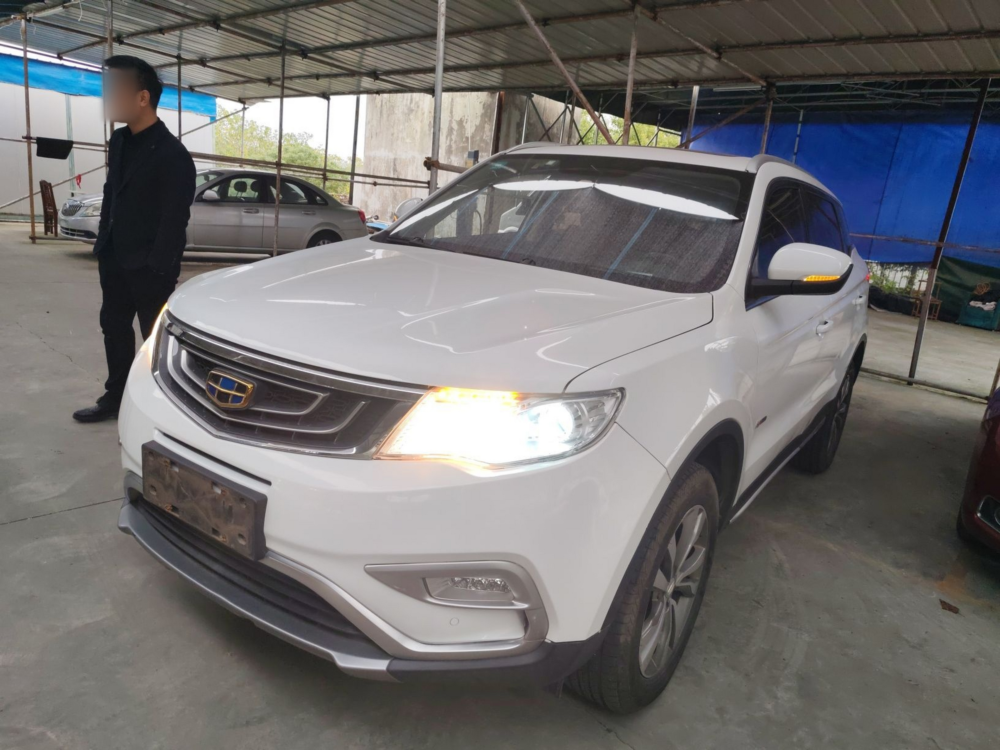 تحت مقدمة السيارة