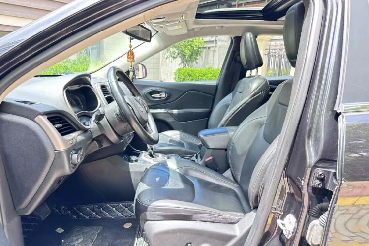 Used  Cherokee 2016 2.4L Professional Edition
