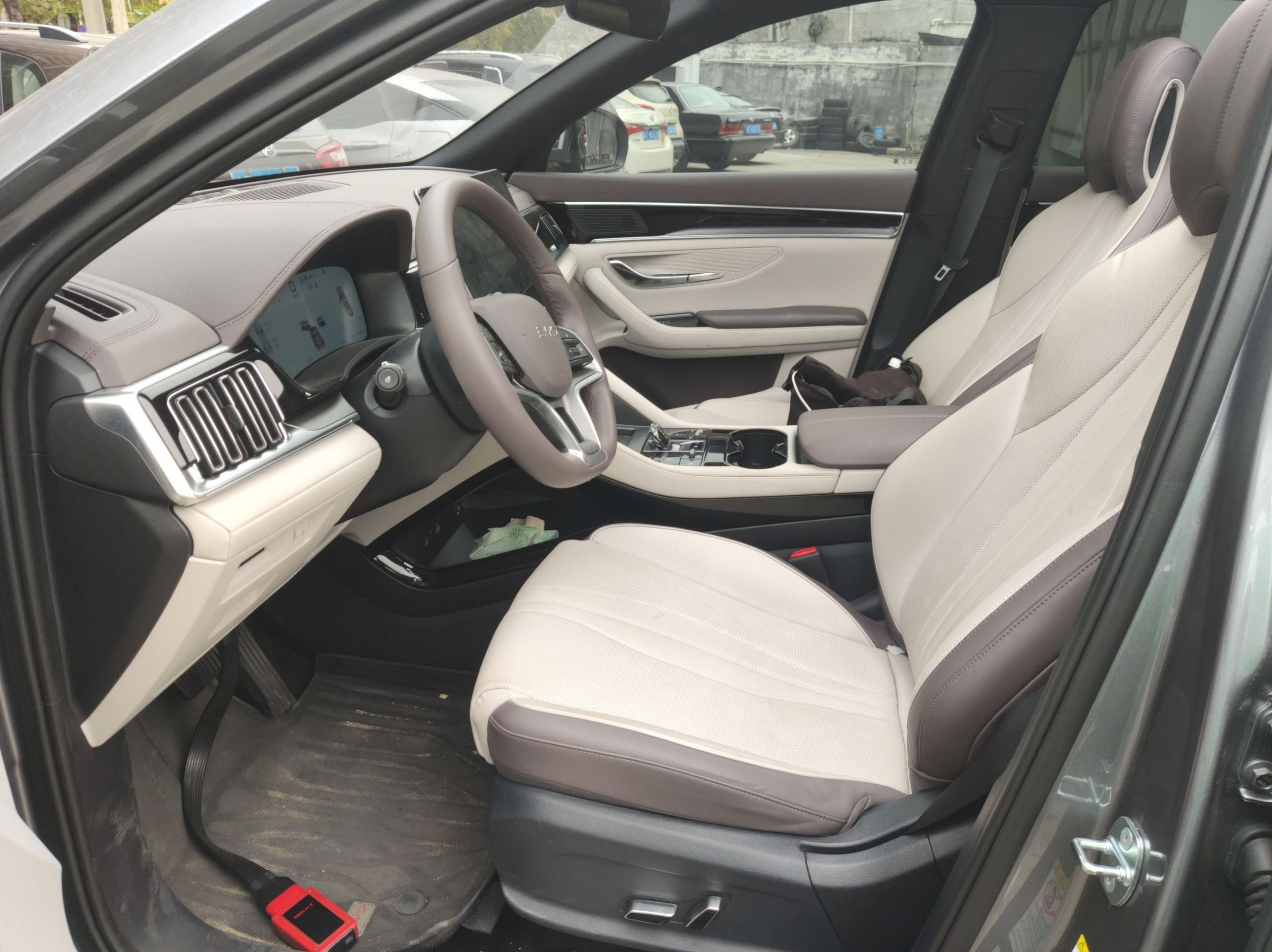 المقاعد الأمامية داخل السيارة