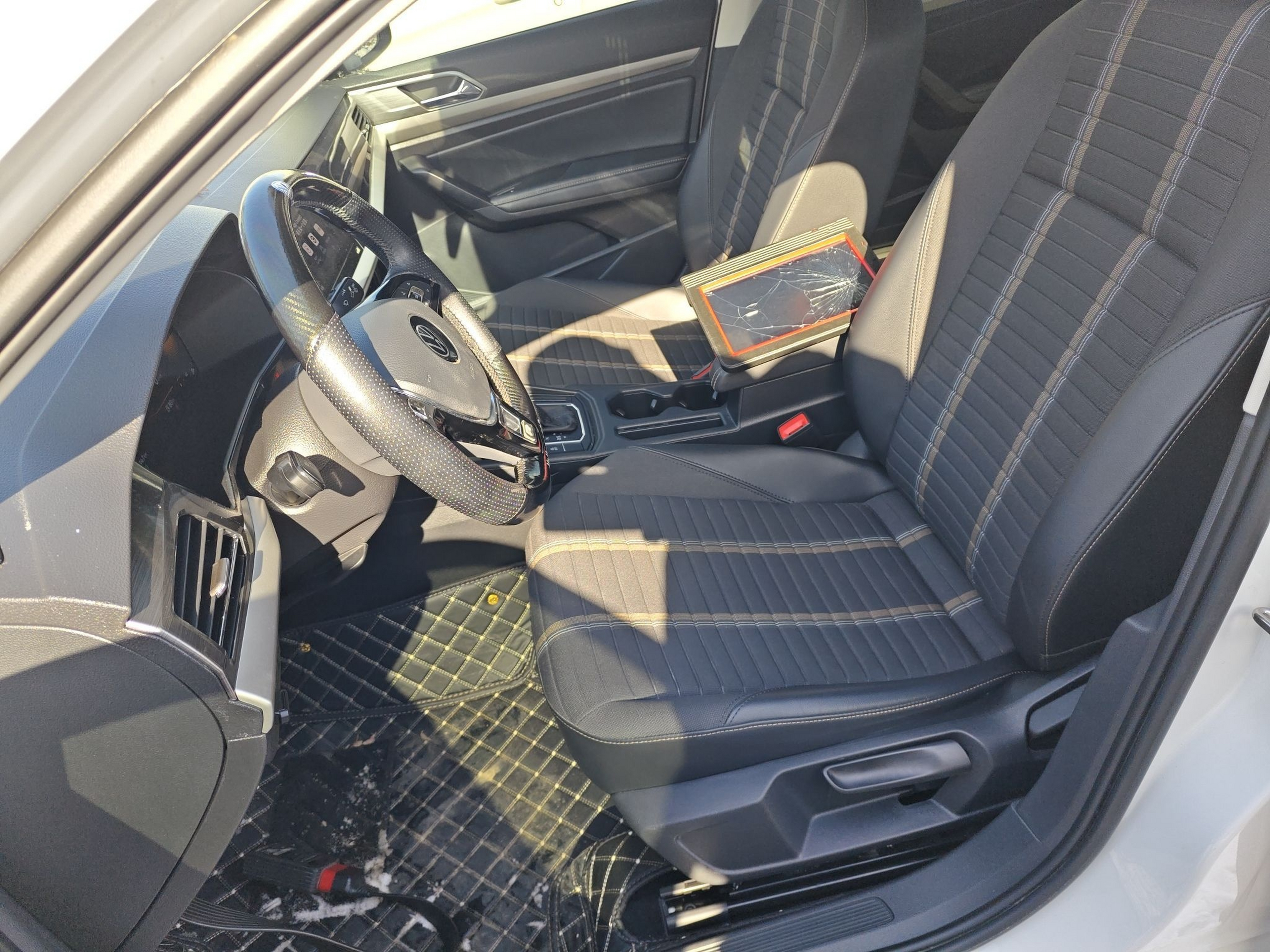 المقاعد الأمامية داخل السيارة