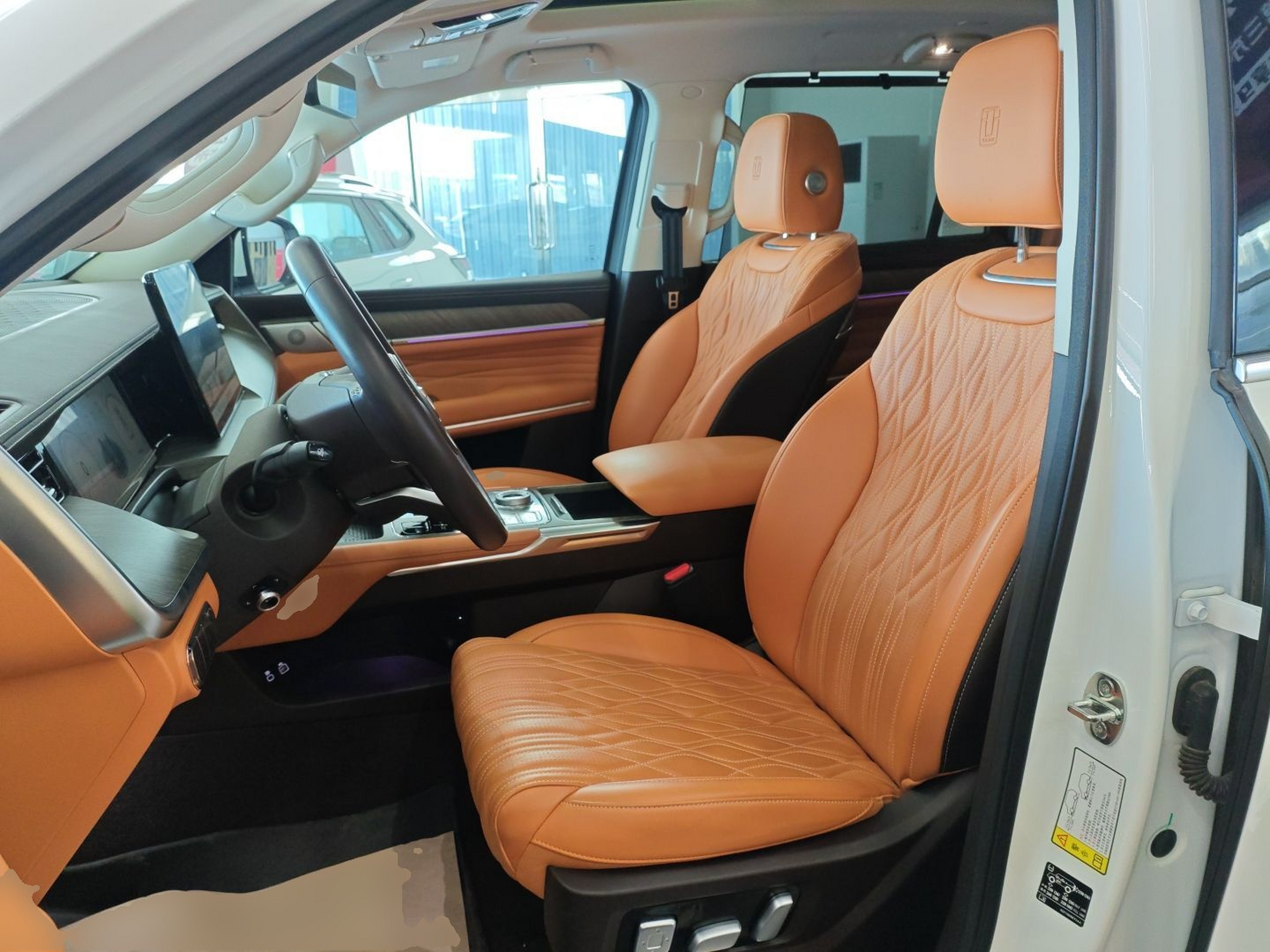 المقاعد الأمامية داخل السيارة