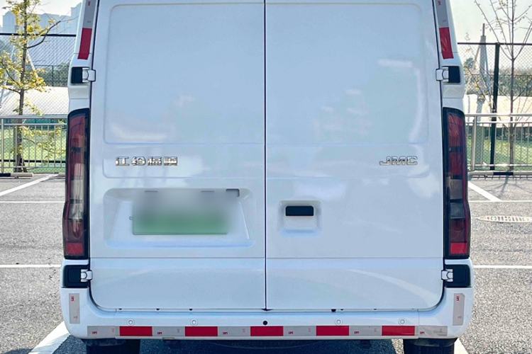 Used JMC Fushun 2023 2.0T Manual Short-Wheelbase Low-Roof Commercial Van 2/3 Seats with Dual-Swing Tailgate
