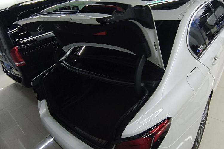 Used BMW 5 Series 2021 Facelifted 530Li Leading Edition M Sport Package
