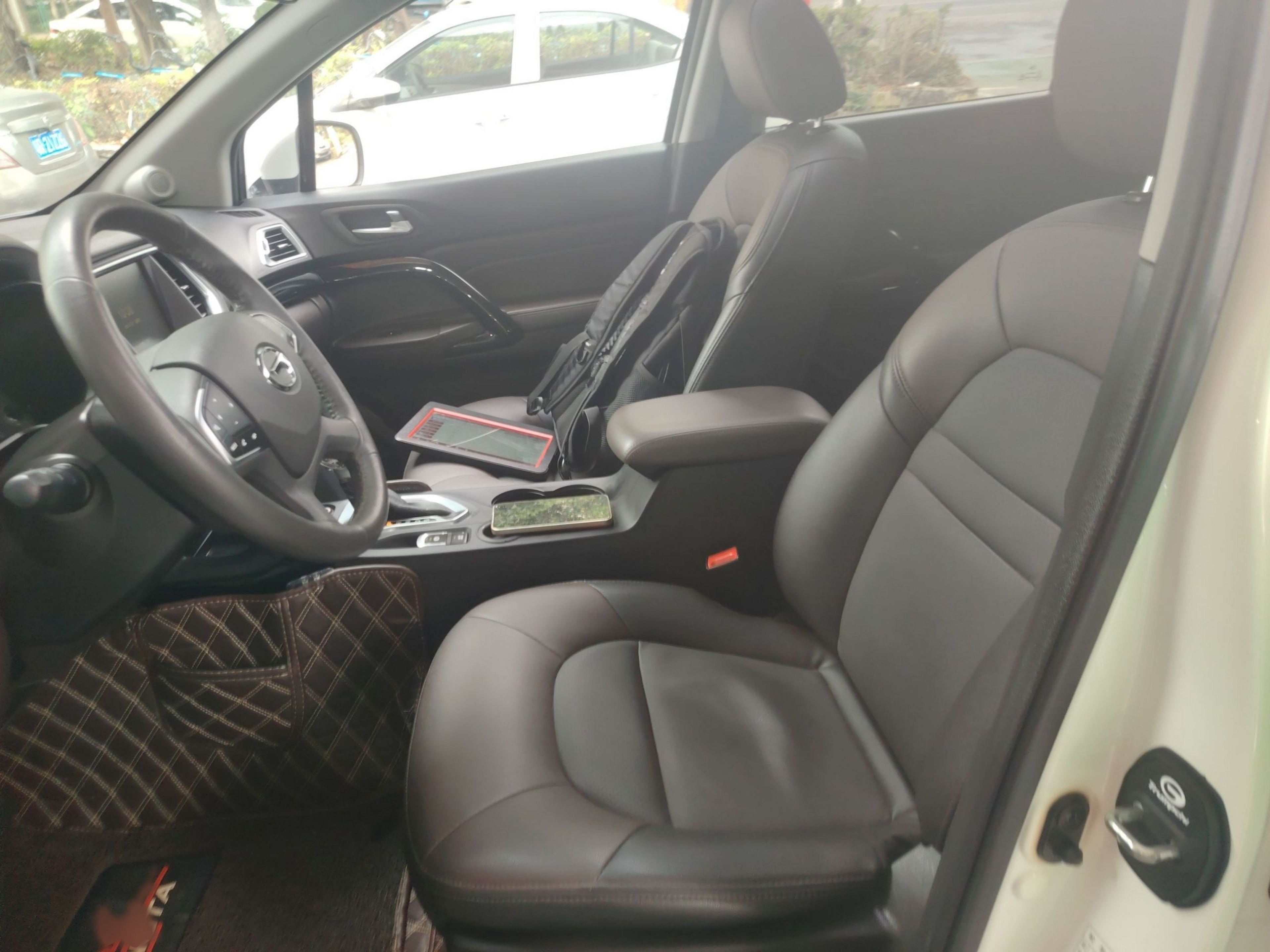 Переднее сиденье в автомобиле