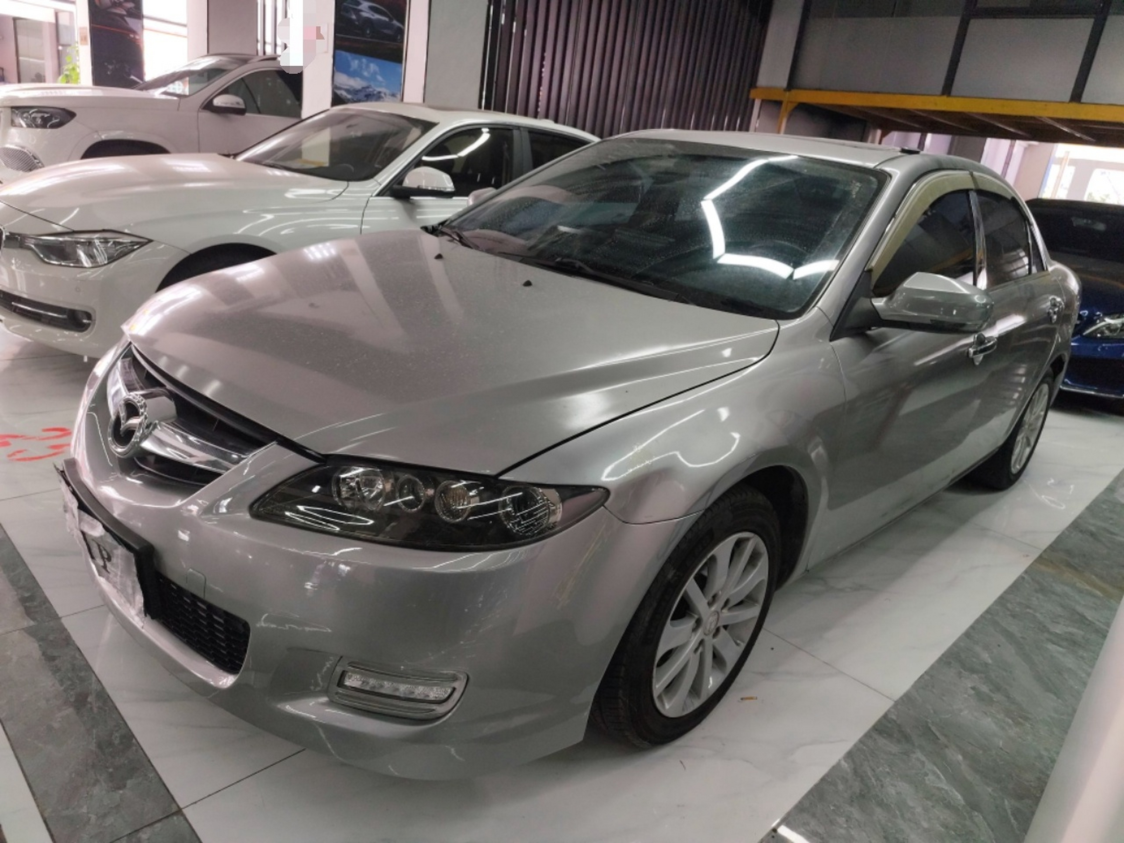 تحت مقدمة السيارة