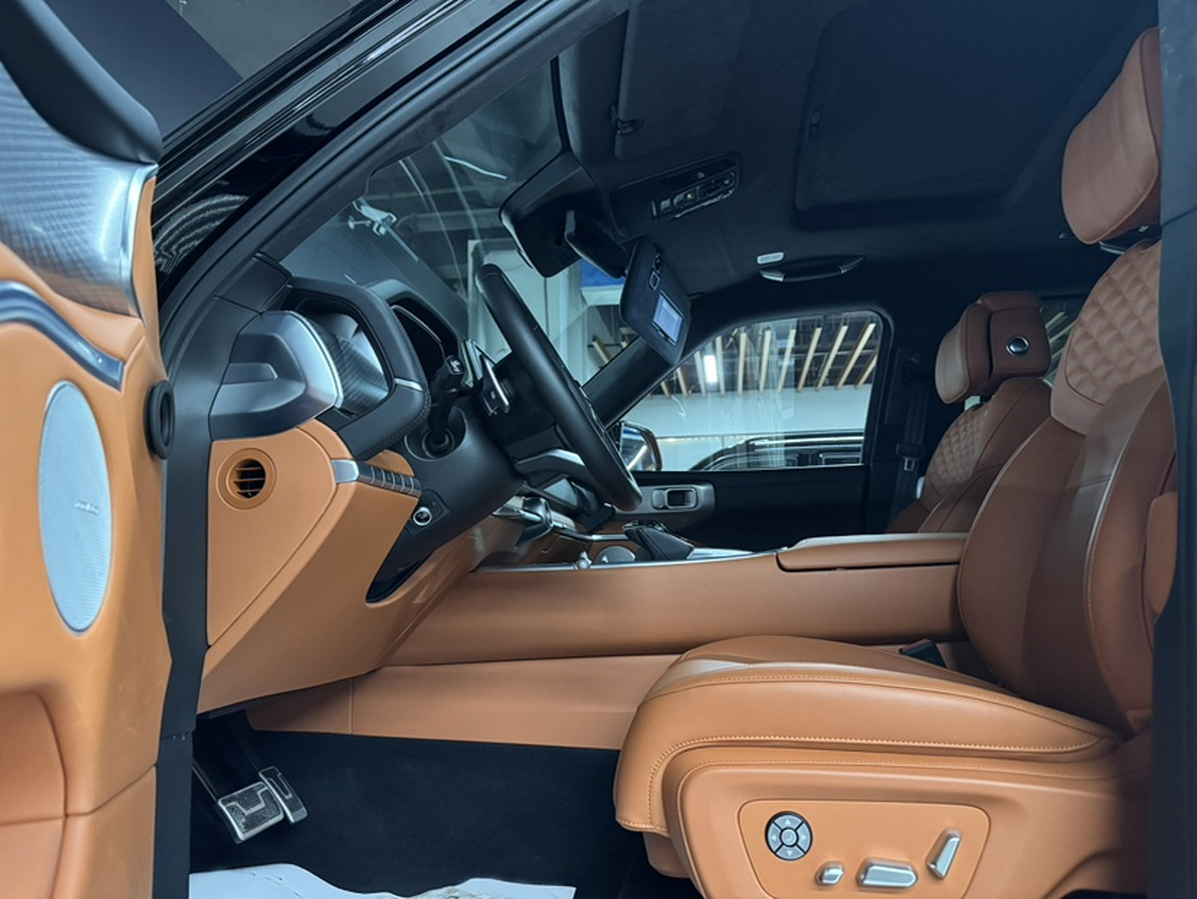 المقاعد الأمامية داخل السيارة