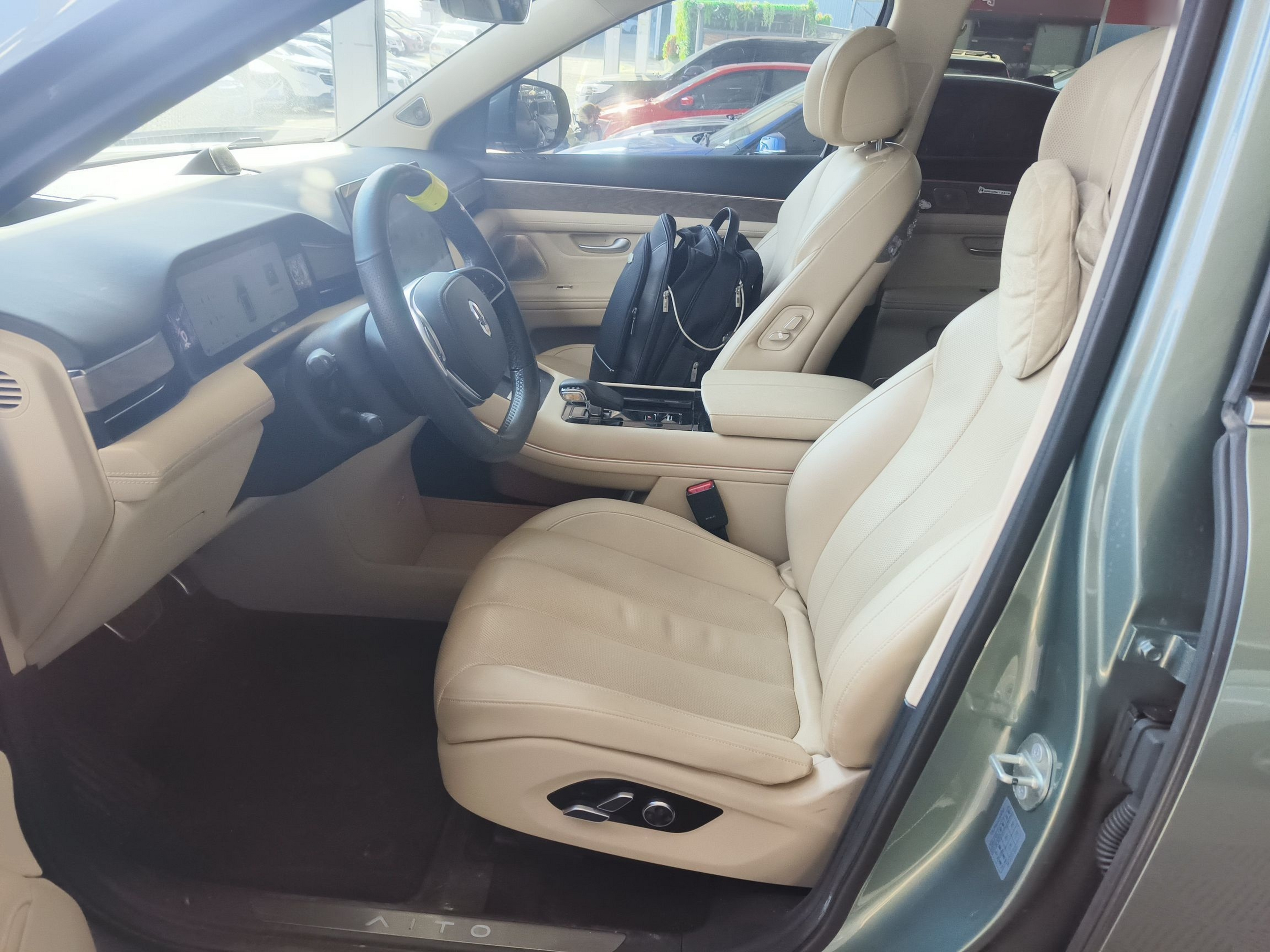 المقاعد الأمامية داخل السيارة