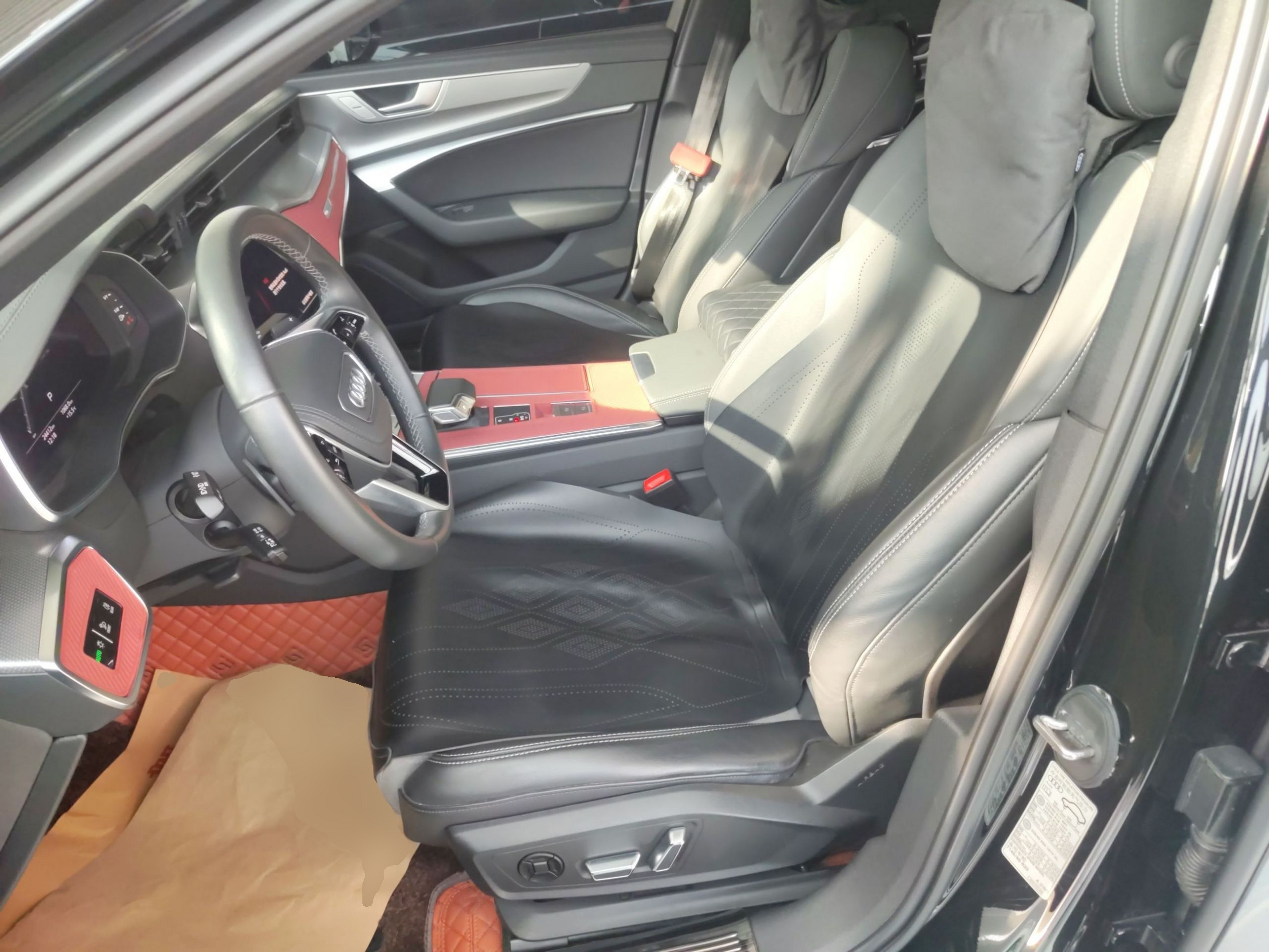 المقاعد الأمامية داخل السيارة