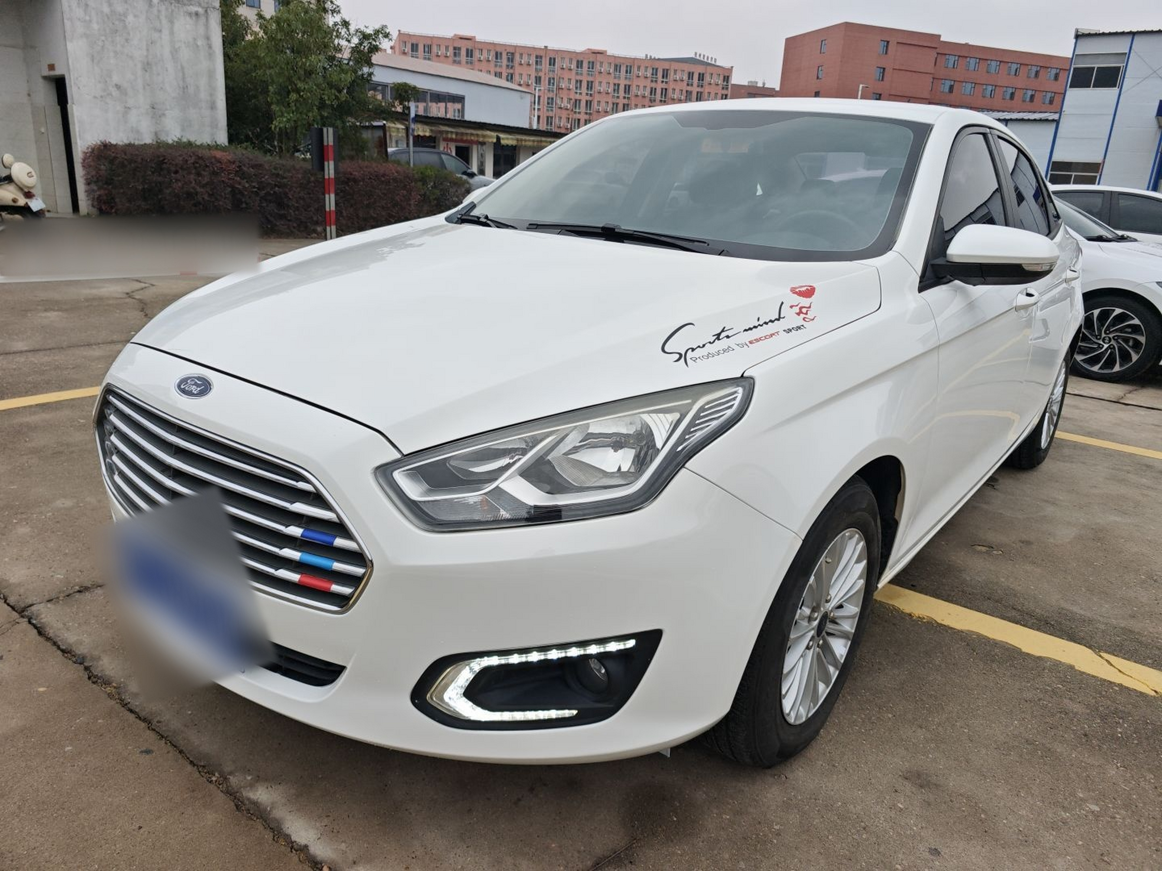 تحت مقدمة السيارة