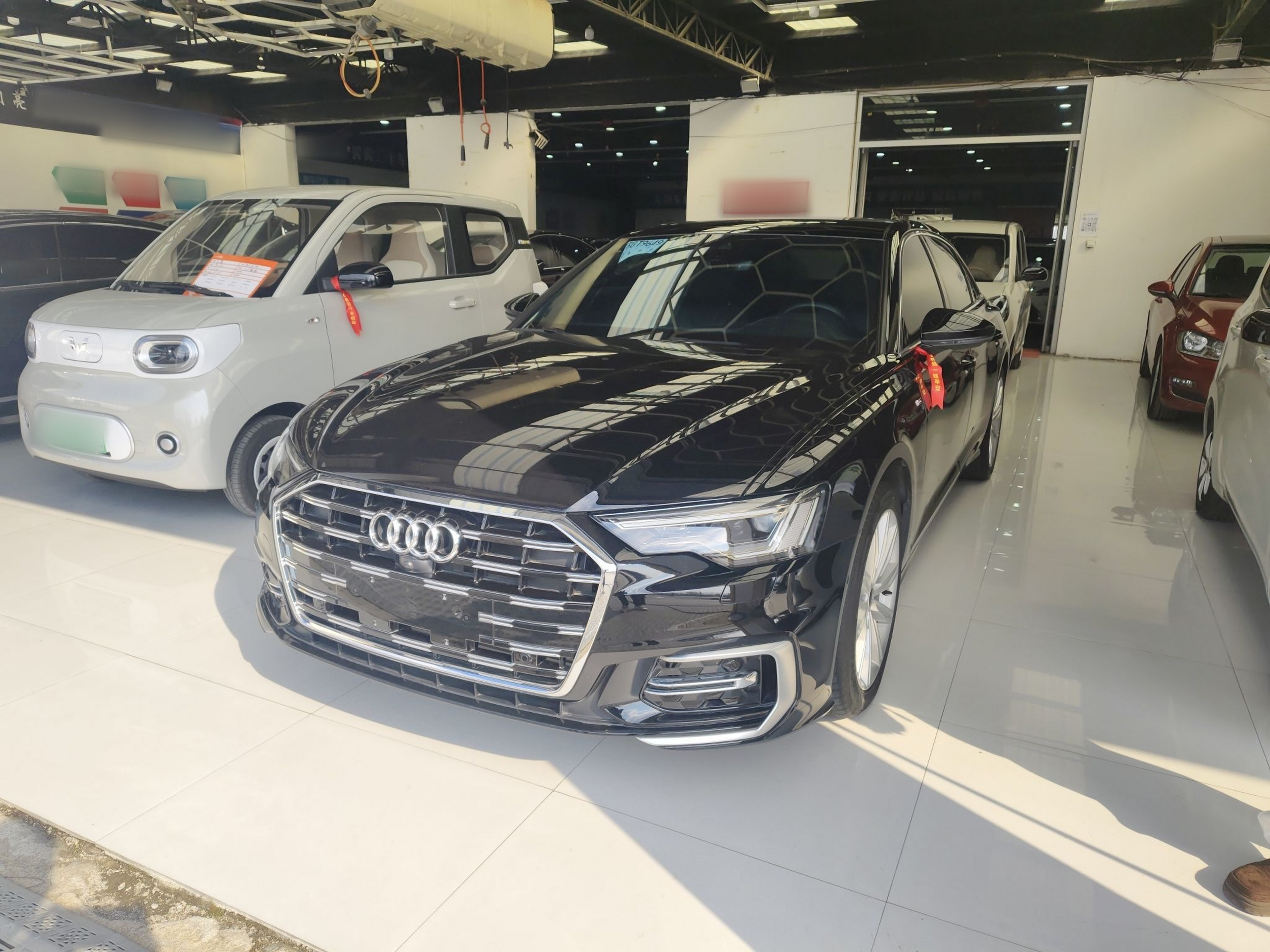 تحت مقدمة السيارة