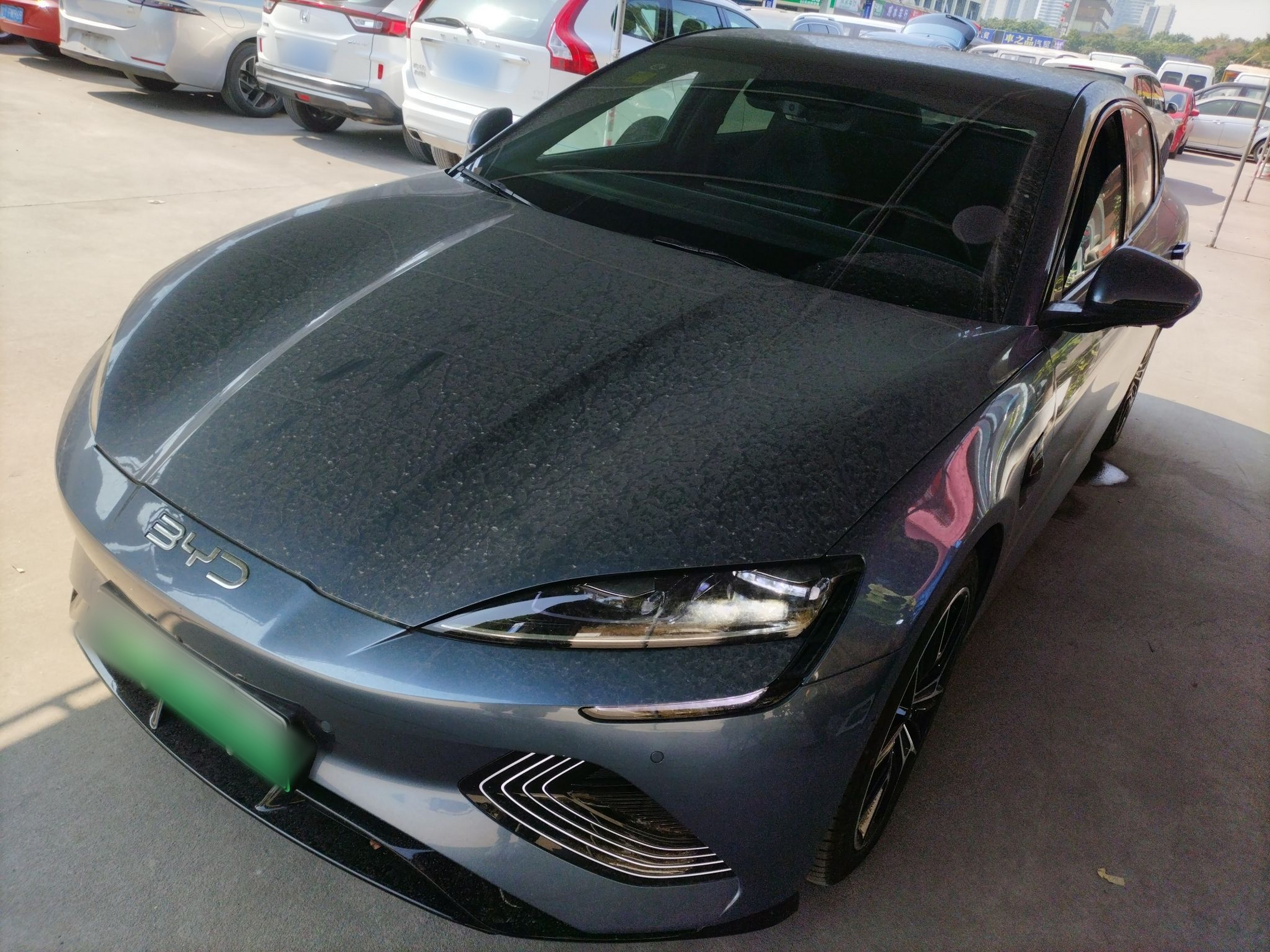 Под передней частью автомобиля