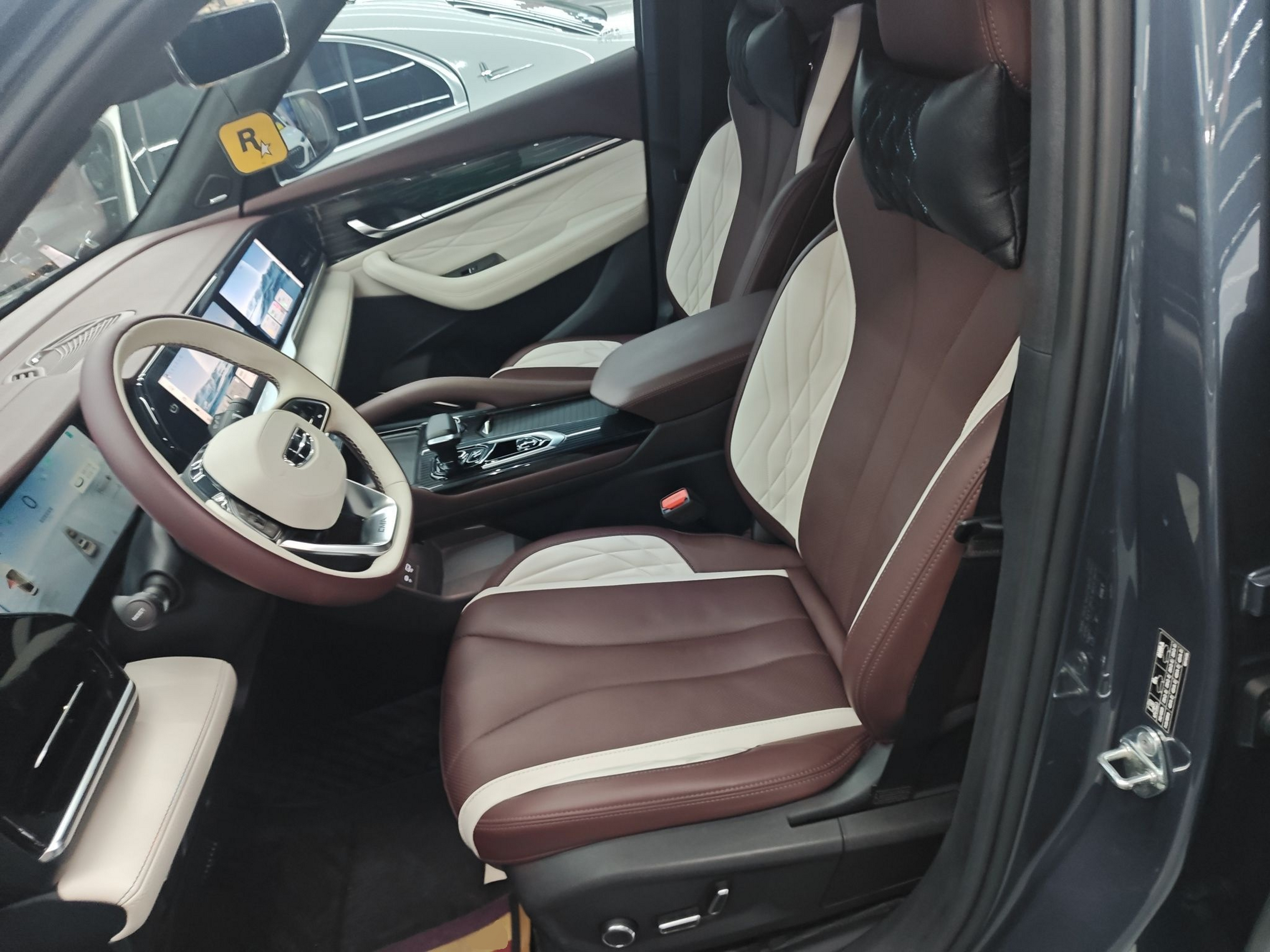 المقاعد الأمامية داخل السيارة