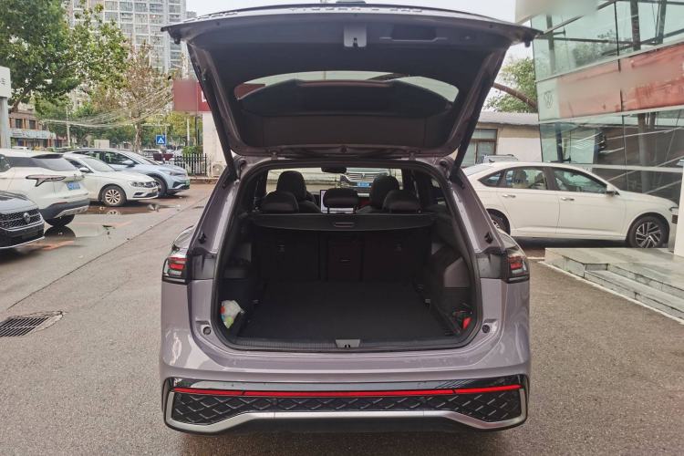 Used Volkswagen Tiguan L 2024 PRO 330TSI Two-Wheel Drive R-Line Smart Edition
