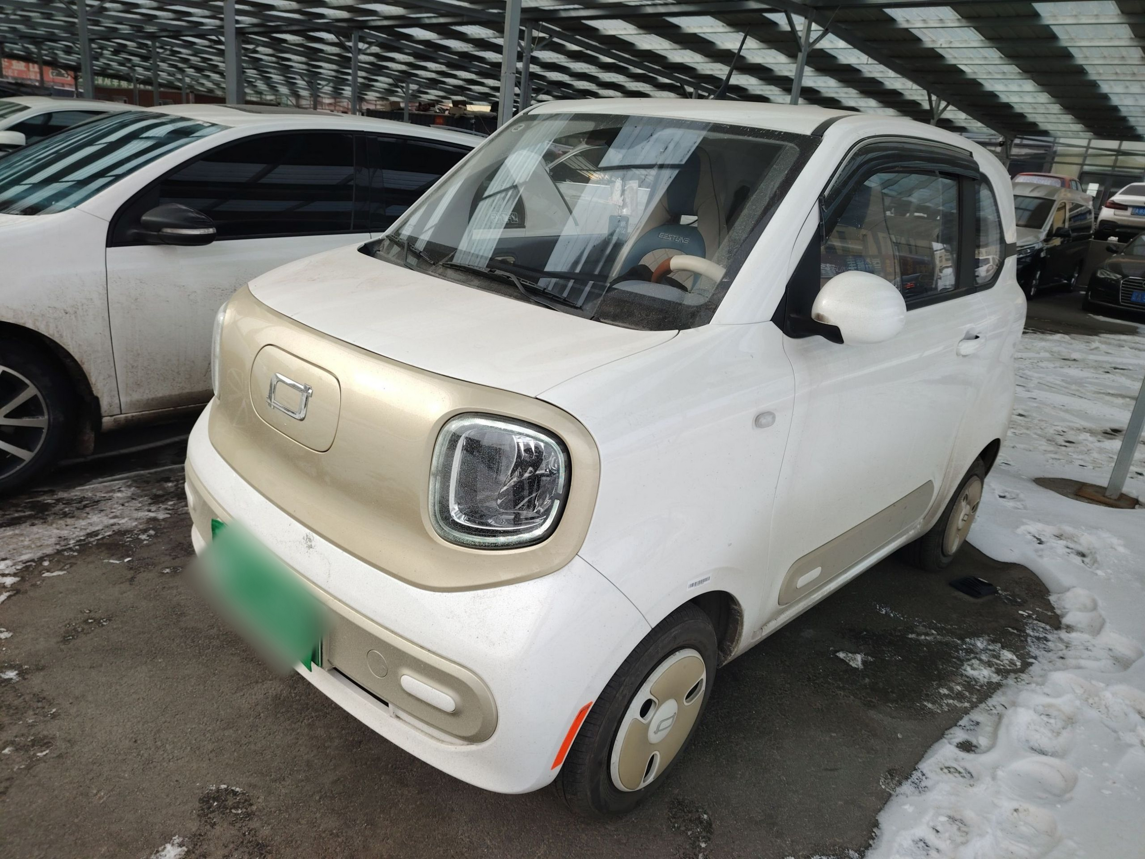 تحت مقدمة السيارة