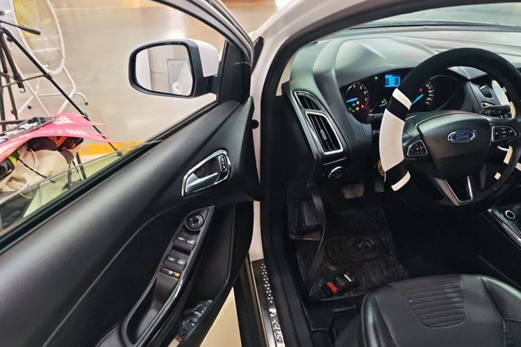 Used Ford Focus 2018 Hatchback Classic 1.6L Automatic Trendy SmartDrive Edition
