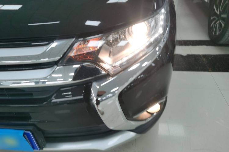 Used Mitsubishi Outlander 2018 2.0L Two-Wheel-Drive Jiale Edition 7-Seater
