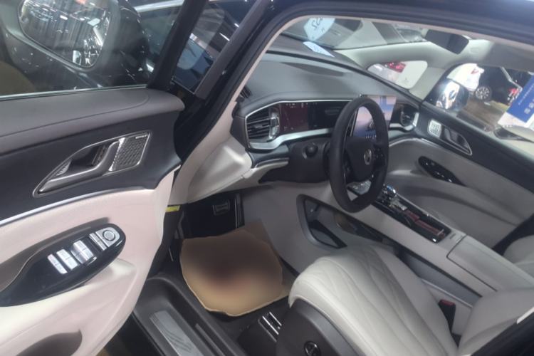 Used Denza D9 2025 DM-i Intelligent Drive 1020 Four-Wheel Drive Flagship Model
