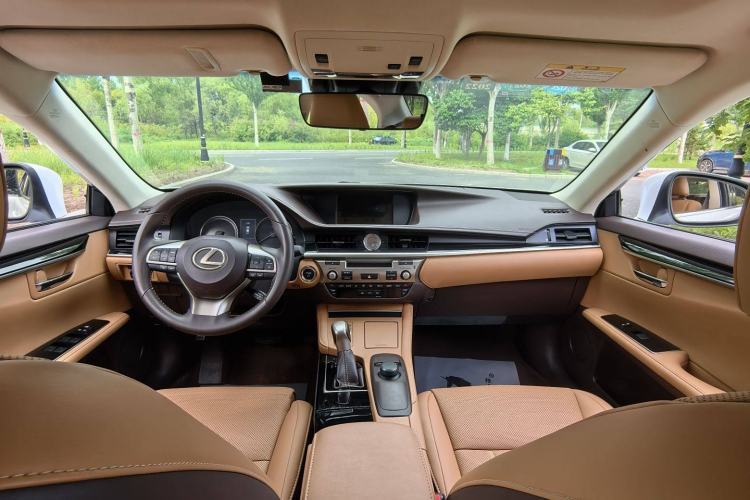 Used Lexus ES 2015 300h Comfort Edition
