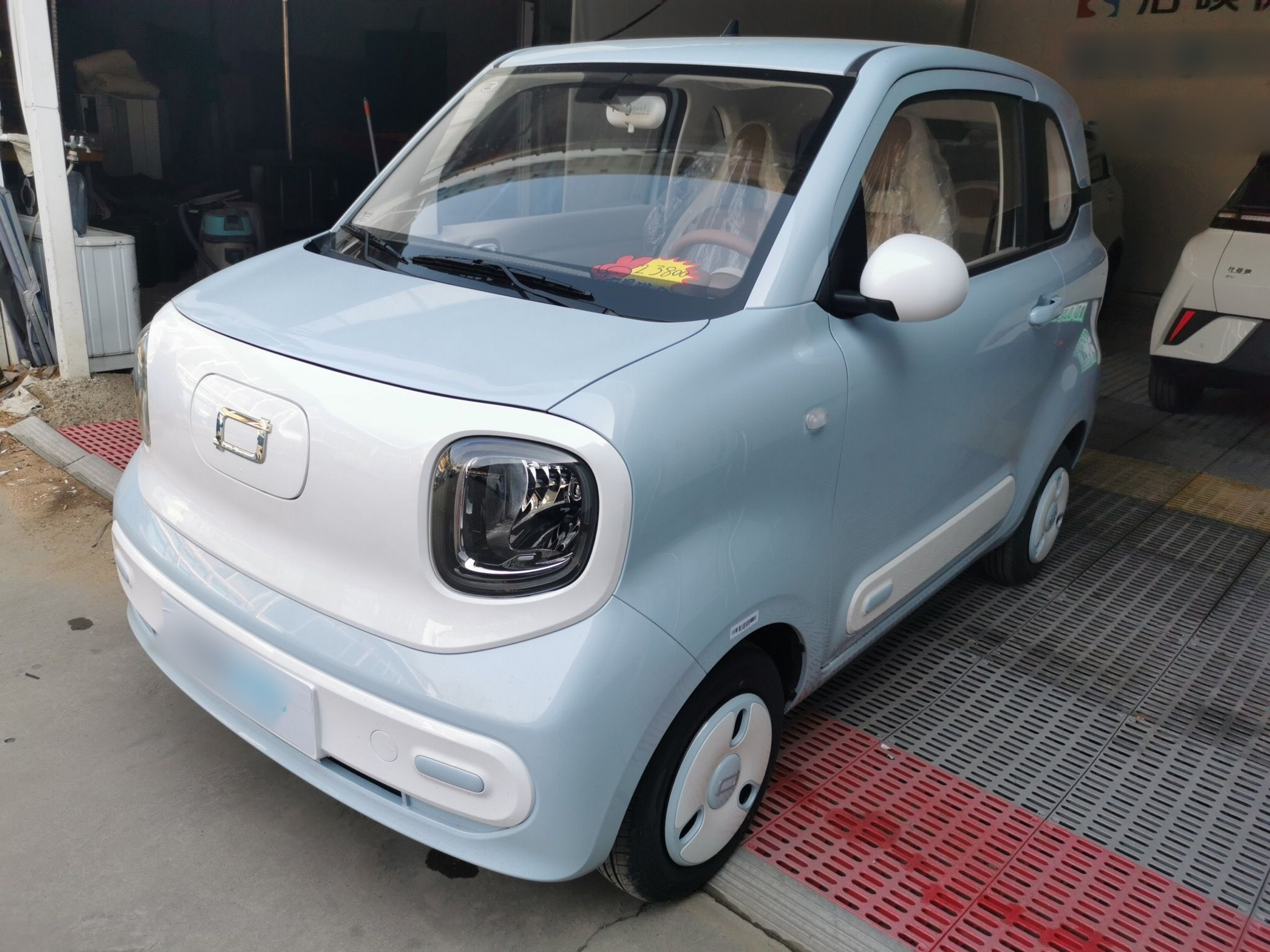 تحت مقدمة السيارة