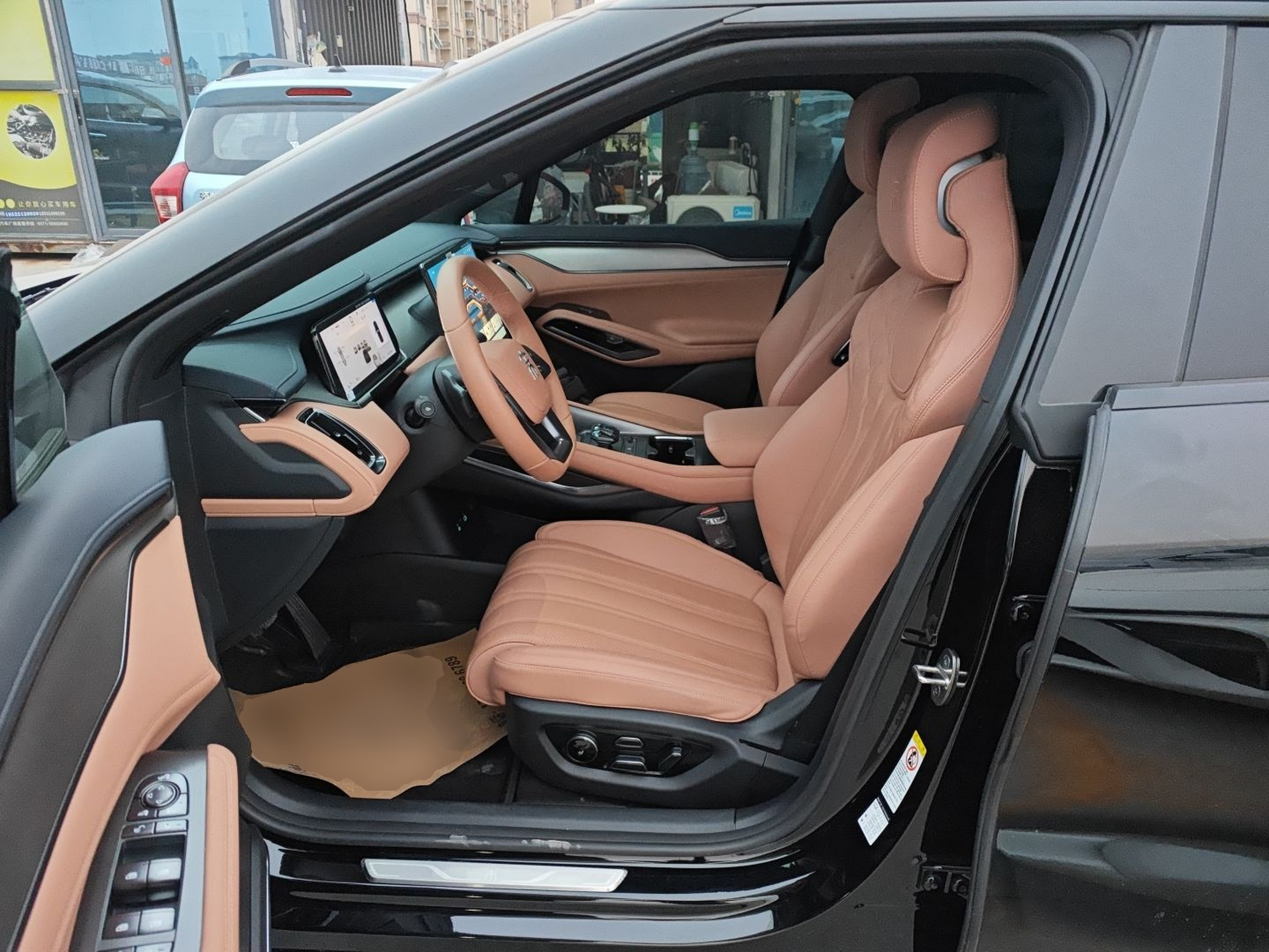 المقاعد الأمامية داخل السيارة