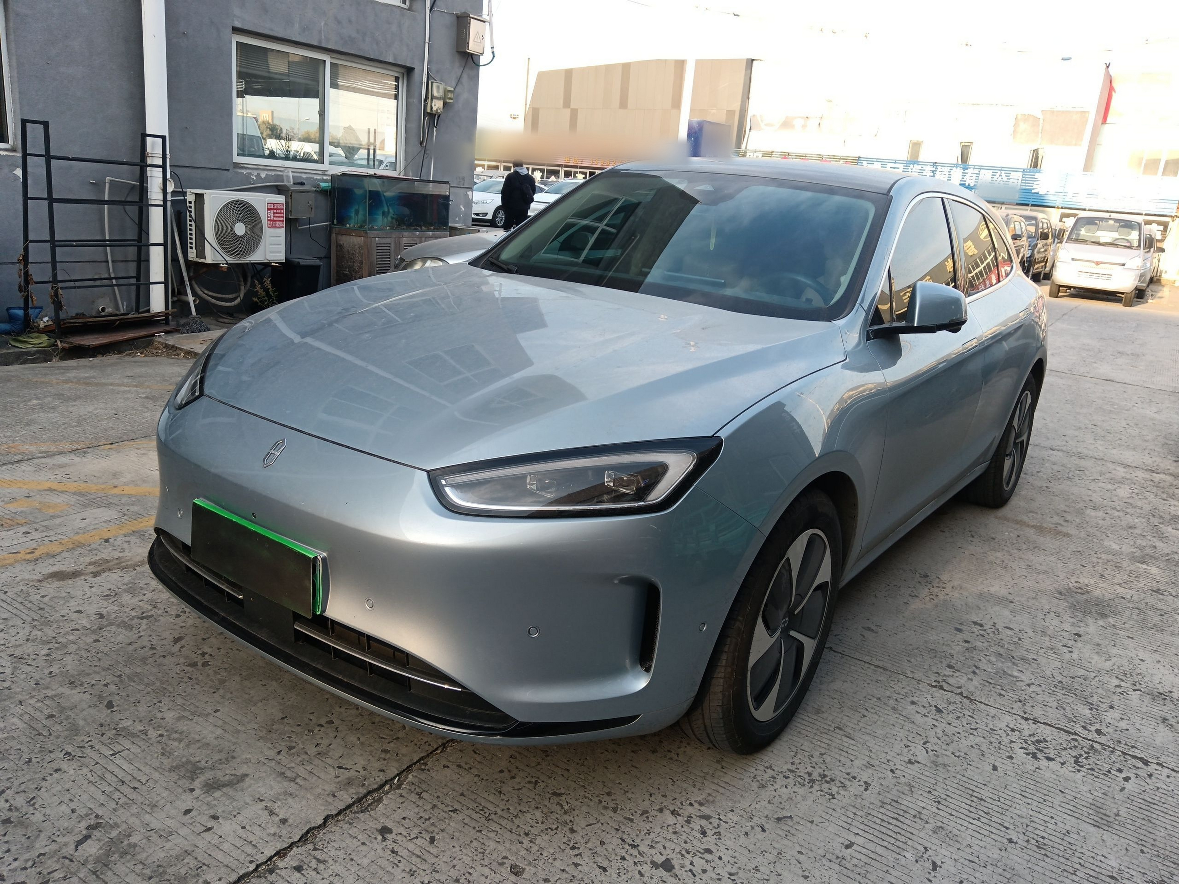 Под передней частью автомобиля