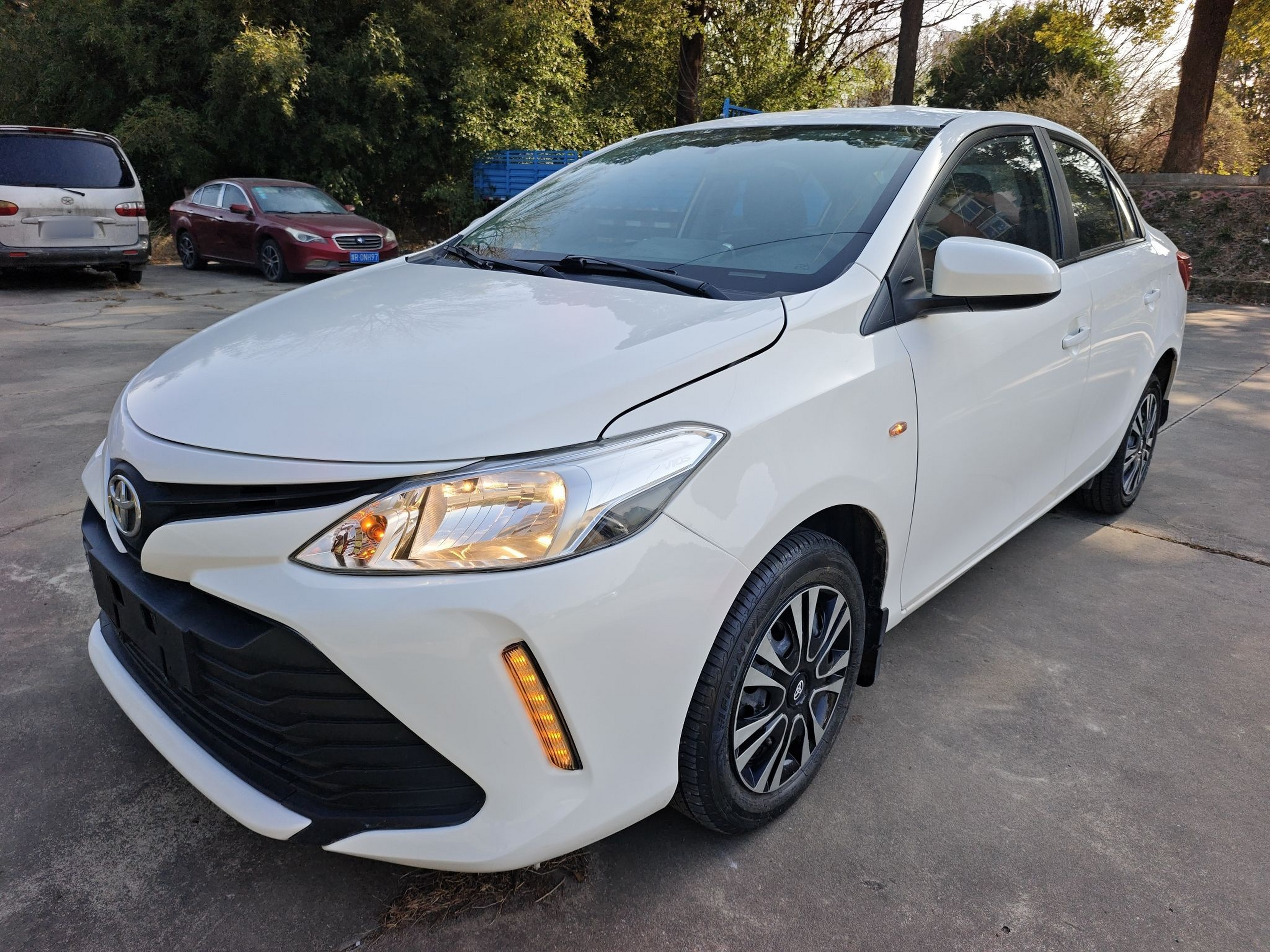 تحت مقدمة السيارة