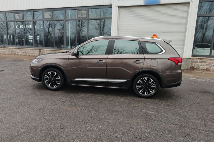 Used Mitsubishi Outlander 2019 2.4L 4x4 Zhi Xiang Edition 7 Seats China V Emission Standard