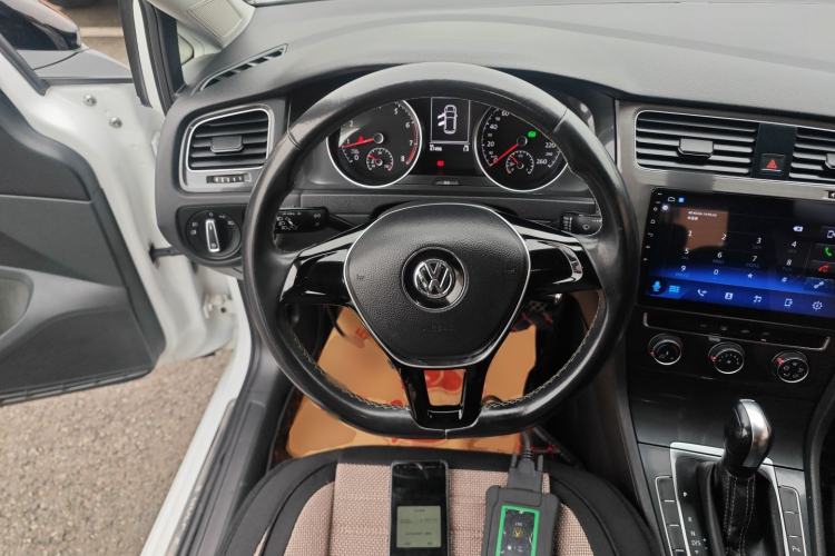 Used Volkswagen Golf 2017 1.6L Automatic Comfort Million-Vehicle Anniversary Edition
