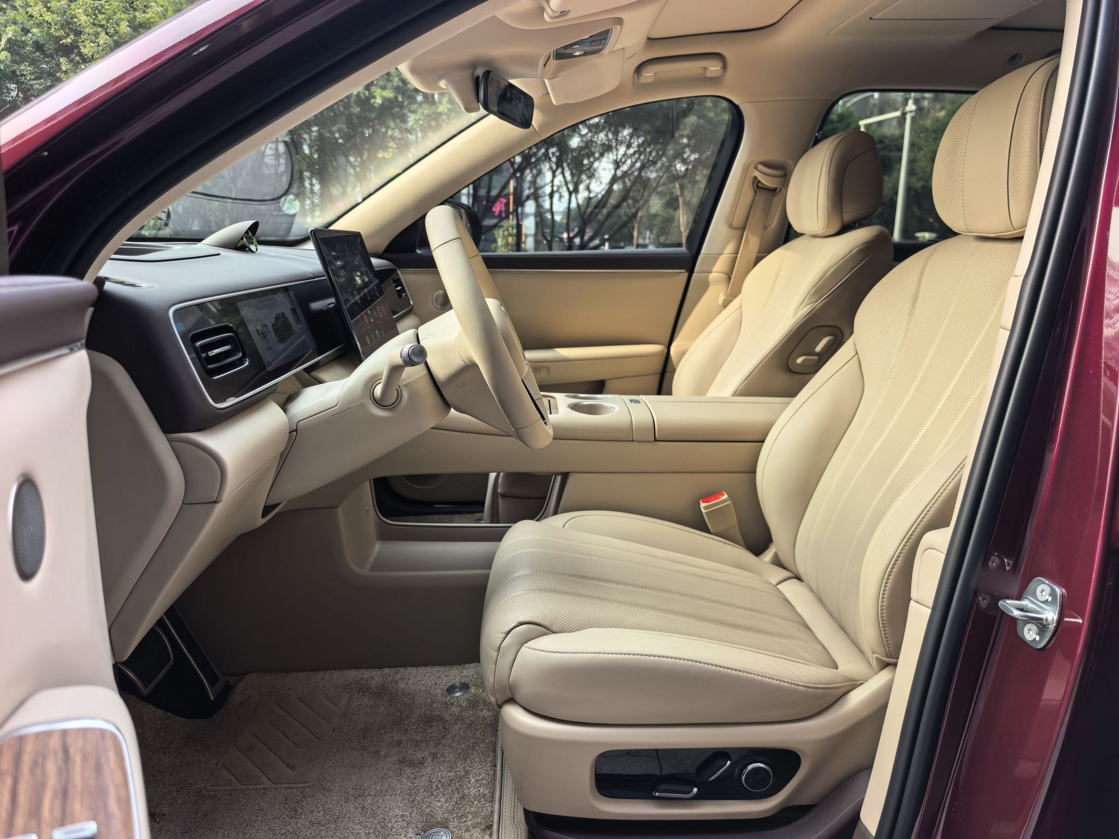 المقاعد الأمامية داخل السيارة