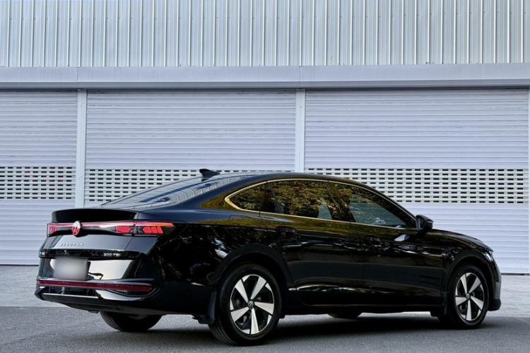 Used Volkswagen Magotan 2024 300TSI DSG Prestige Edition—A Real Eye-Catcher