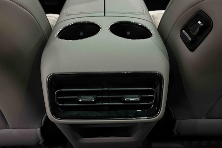 Used  Galaxy 8 2025 130km EM-i Deluxe Edition
