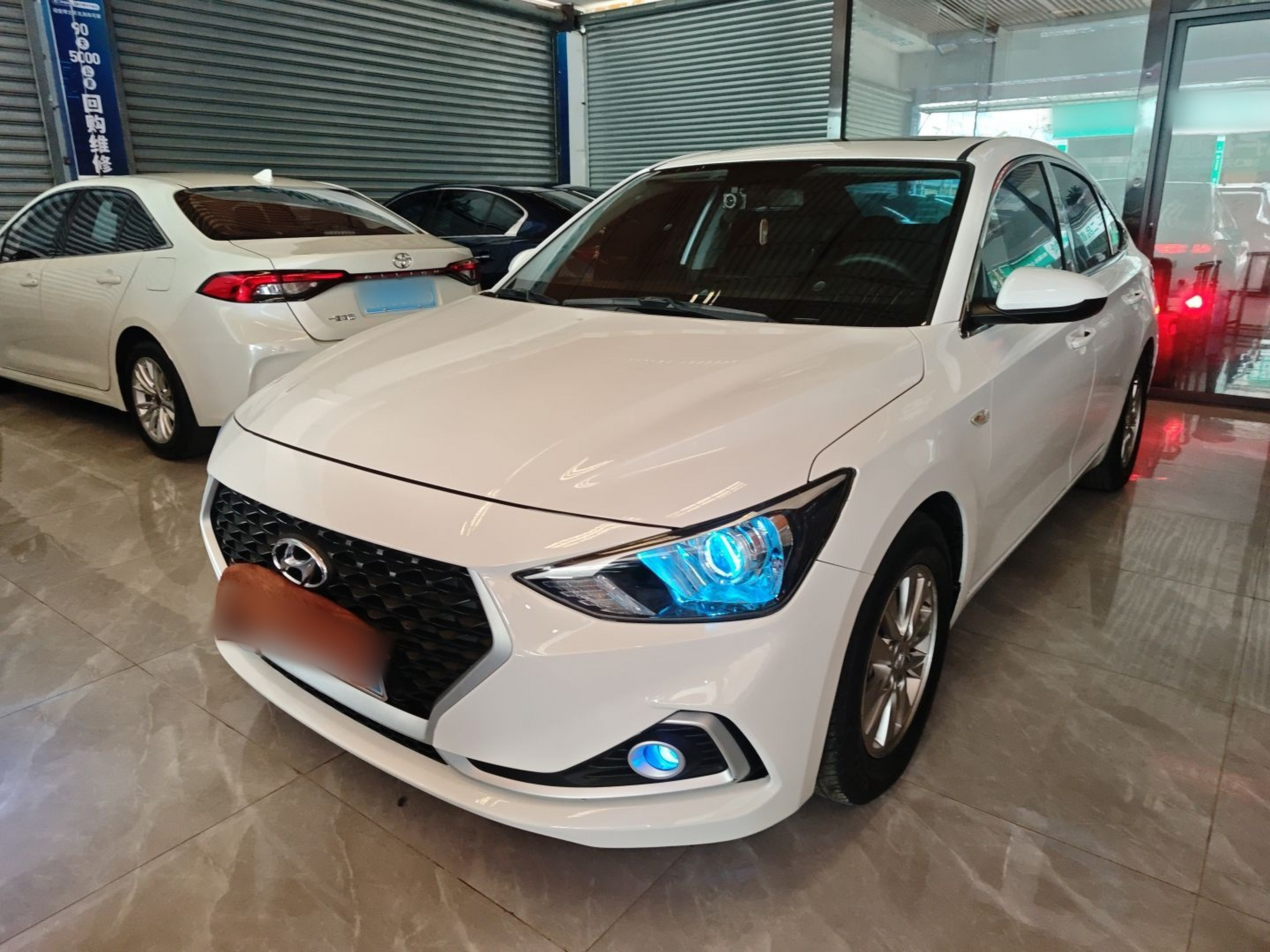 تحت مقدمة السيارة