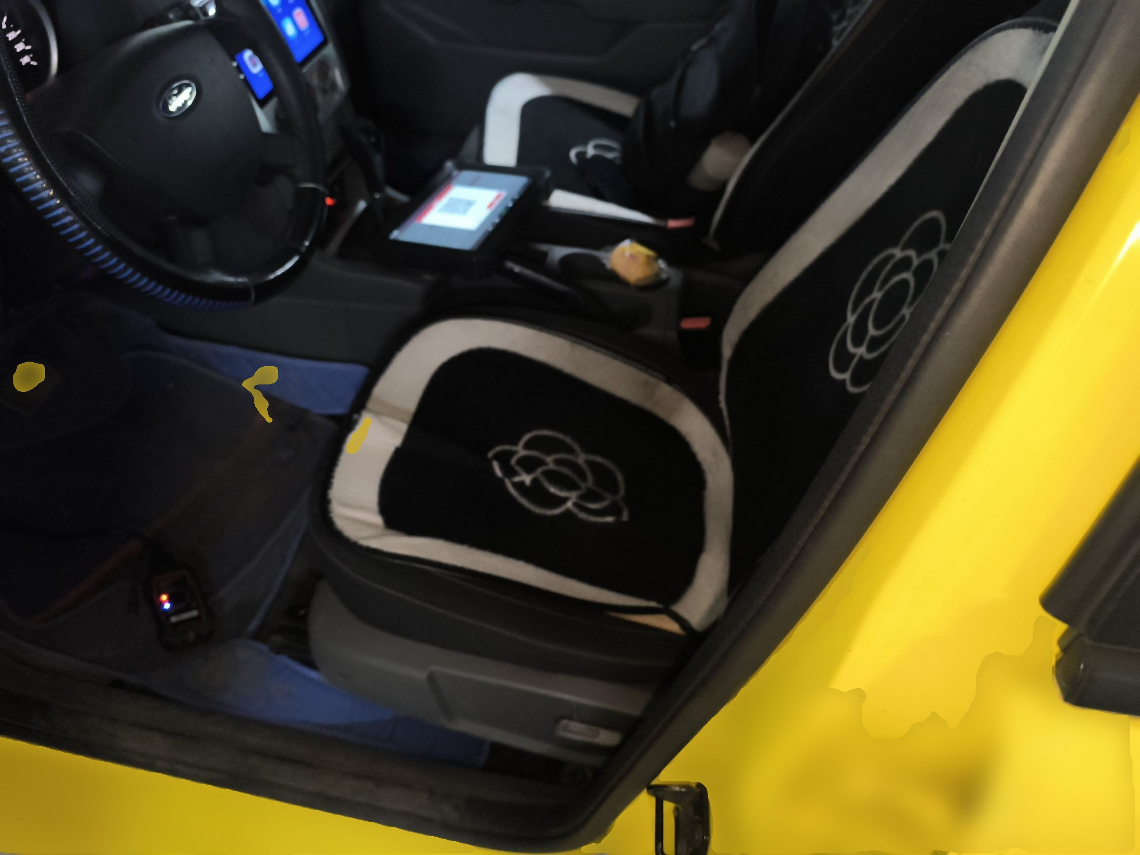 المقاعد الأمامية داخل السيارة