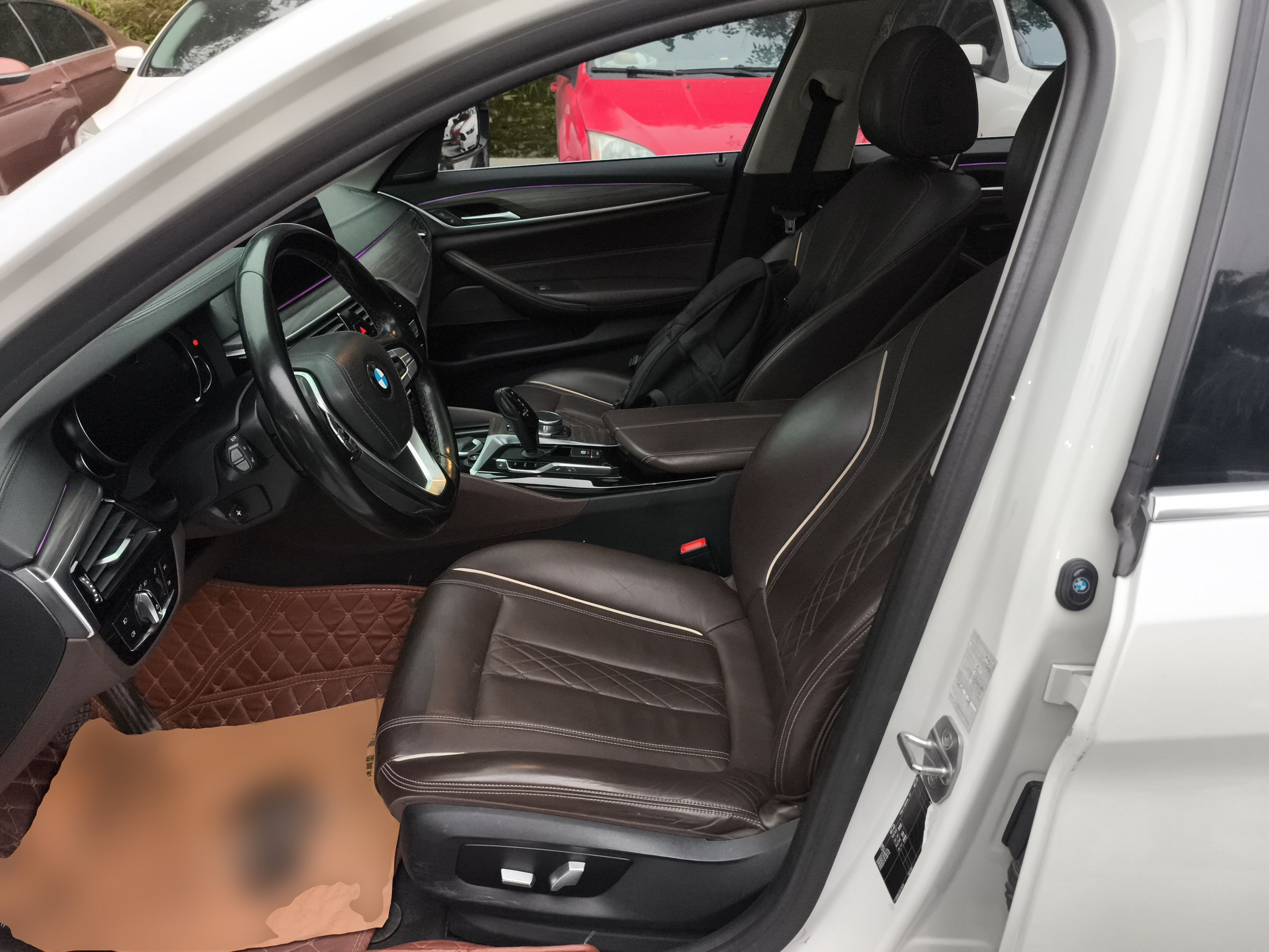 المقاعد الأمامية داخل السيارة