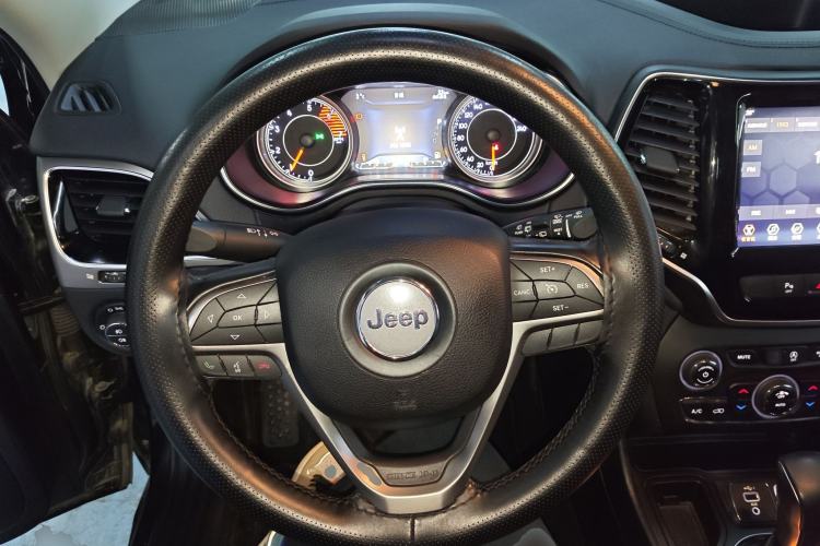 Used  Cherokee 2019 2.0T Two-Wheel Drive Smart Enjoyment Version China V
