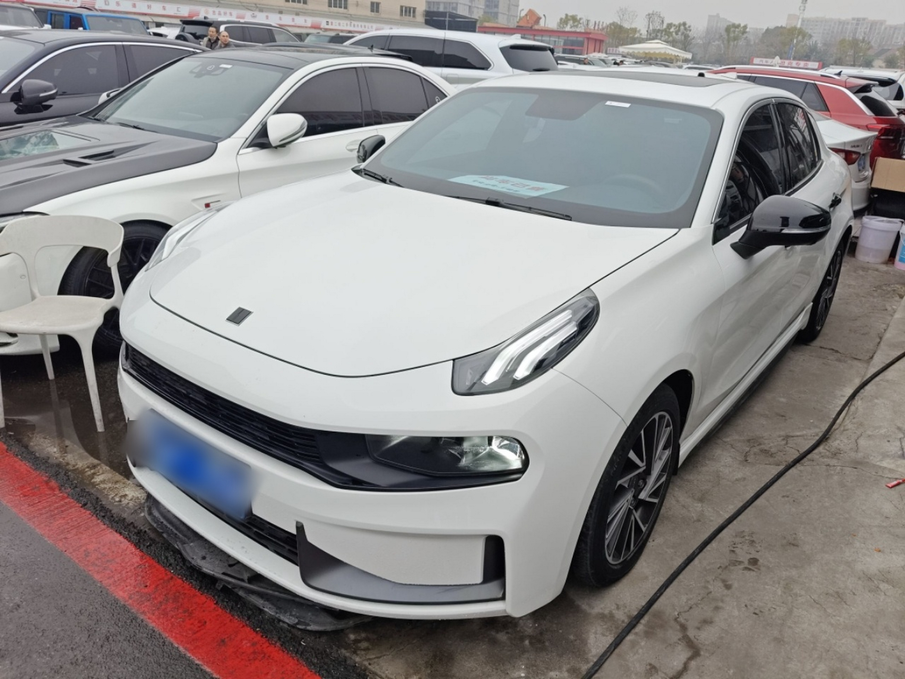 تحت مقدمة السيارة