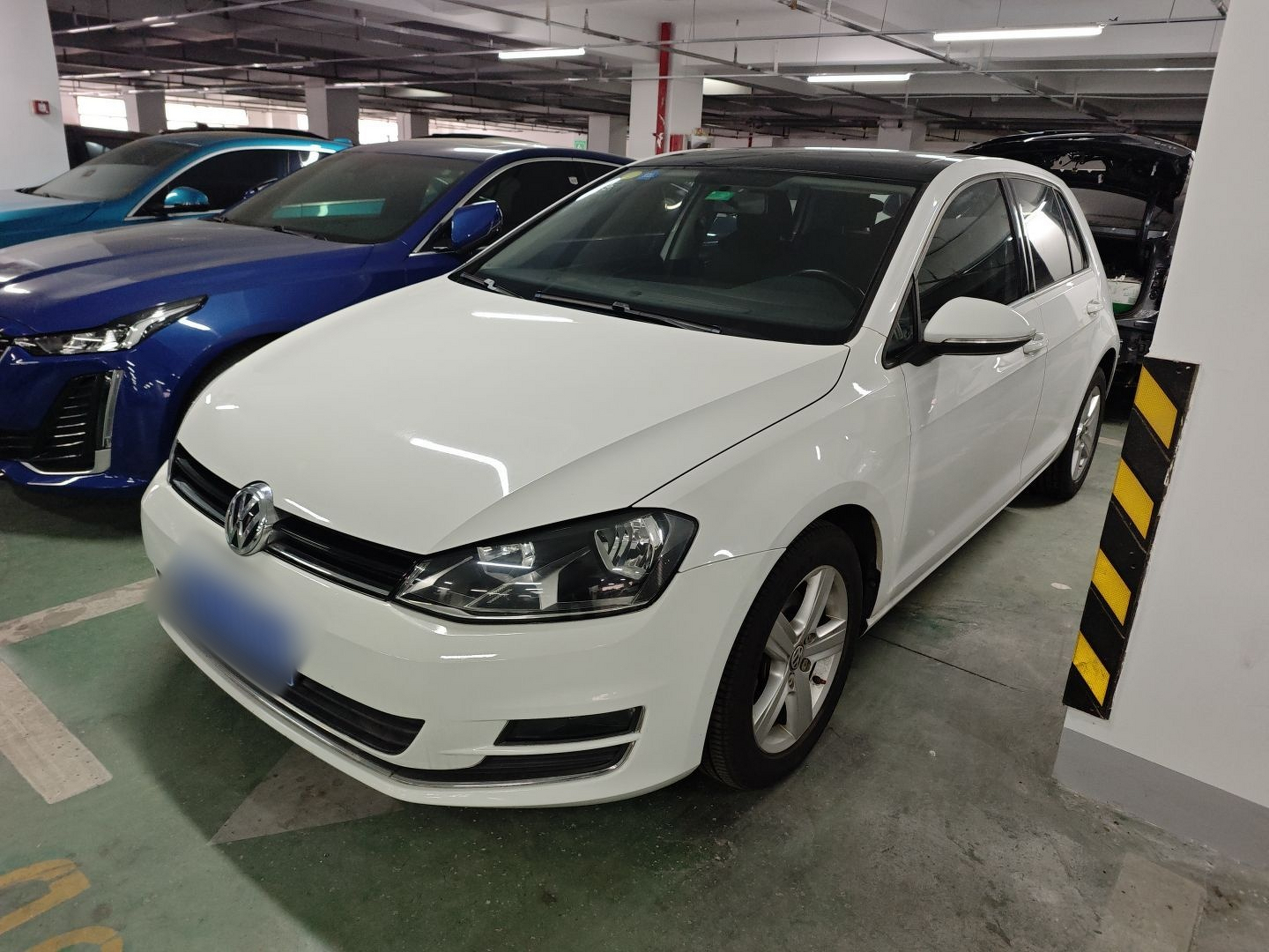 Под передней частью автомобиля