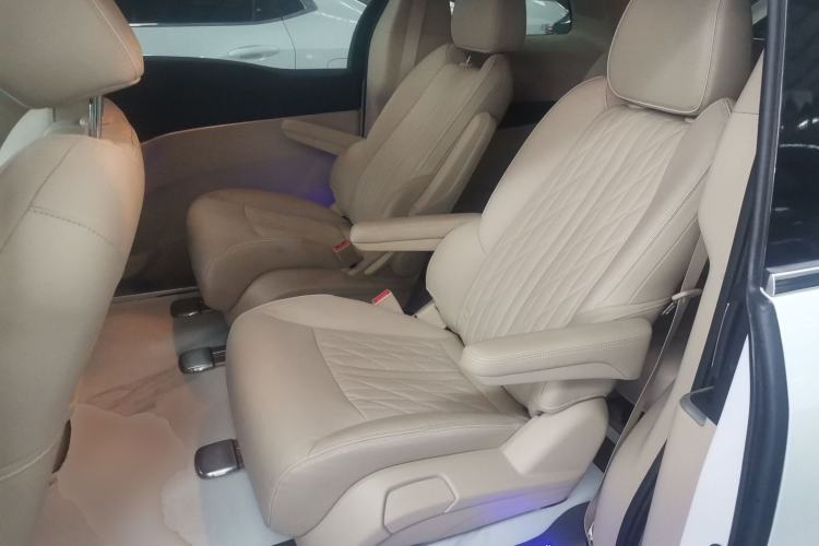 Used Buick GL8 2023 Facelifted Land Cruiser Executive Luxury Version
