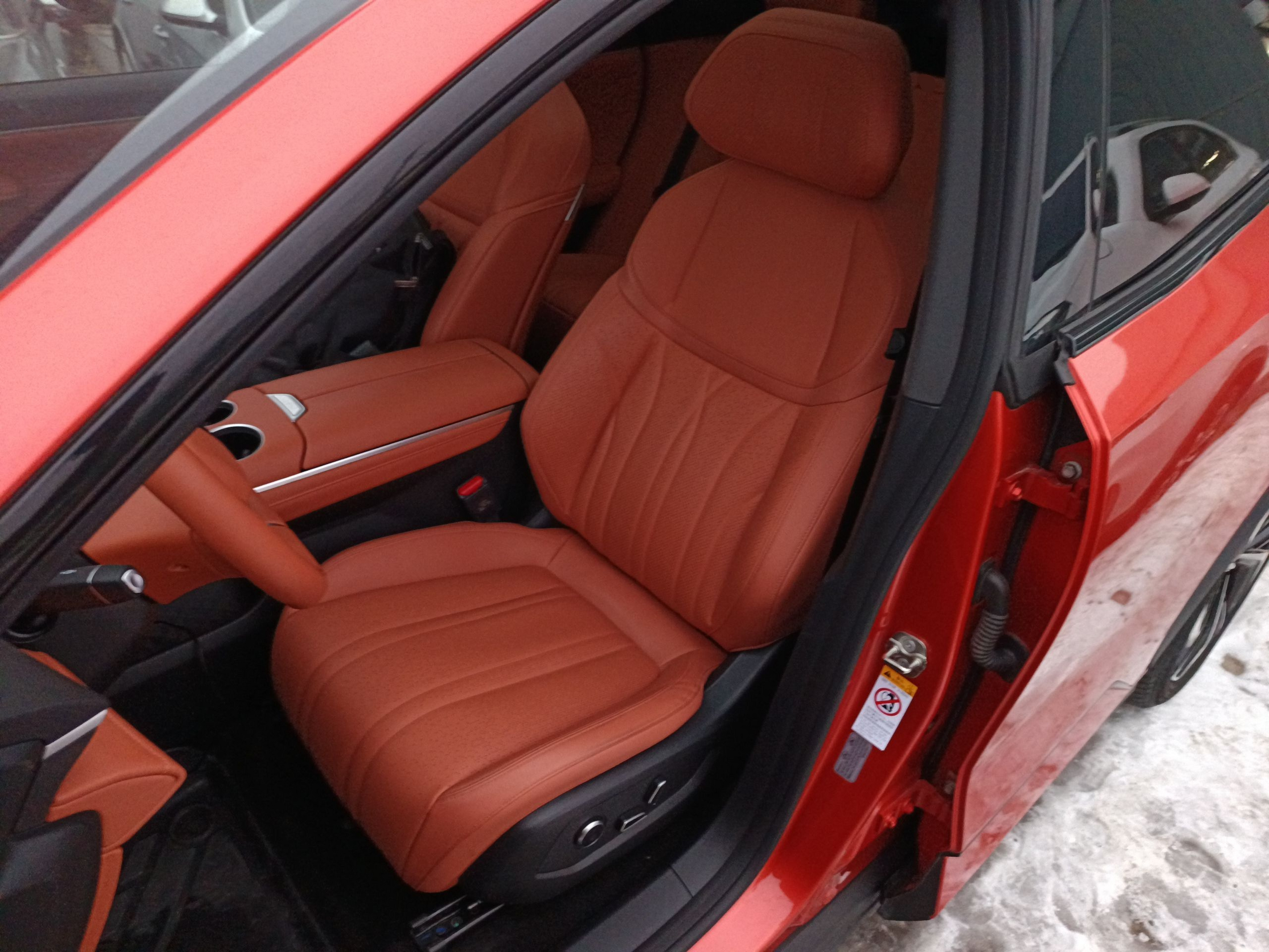 Переднее сиденье в автомобиле