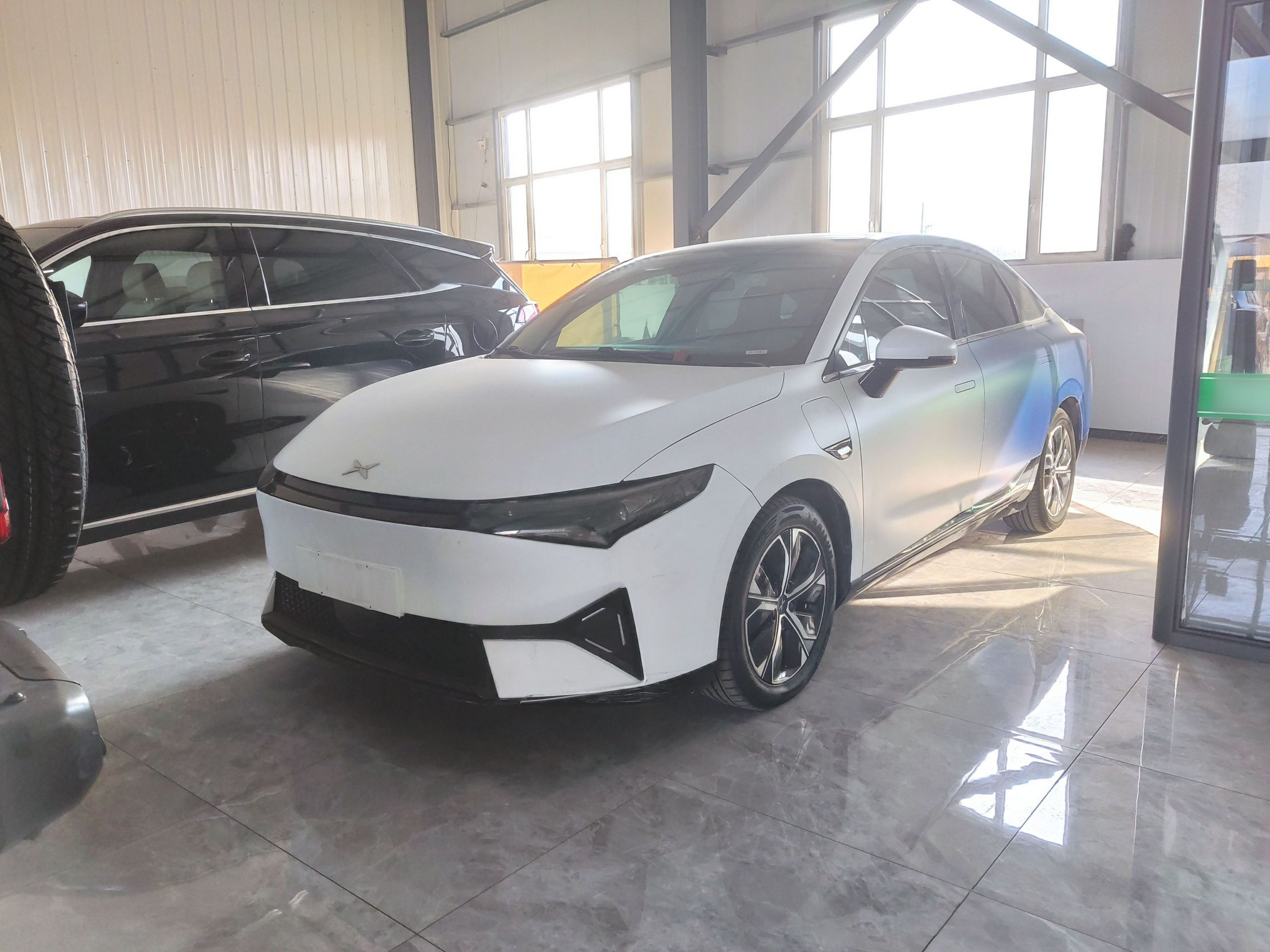 تحت مقدمة السيارة