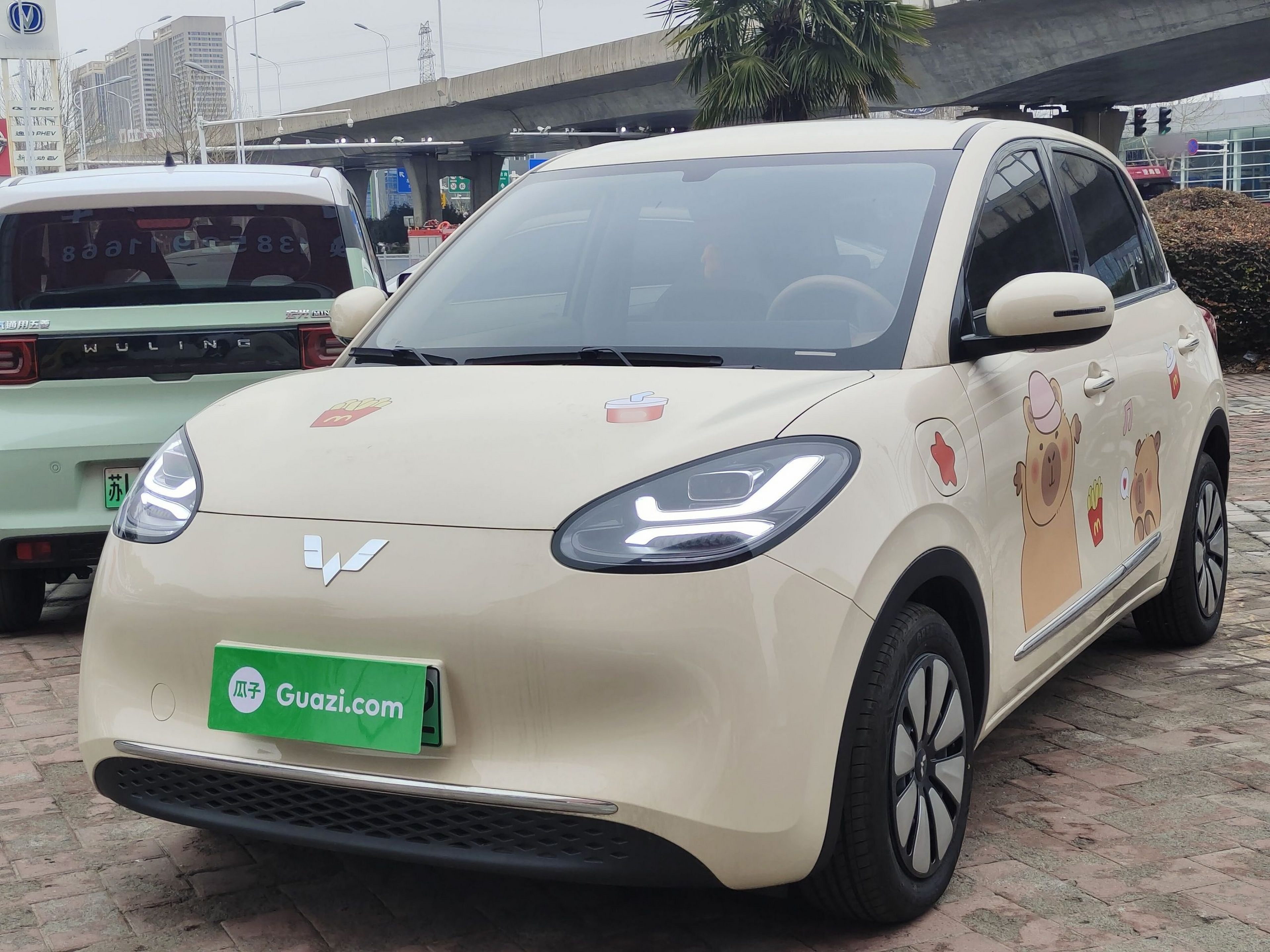 Под передней частью автомобиля