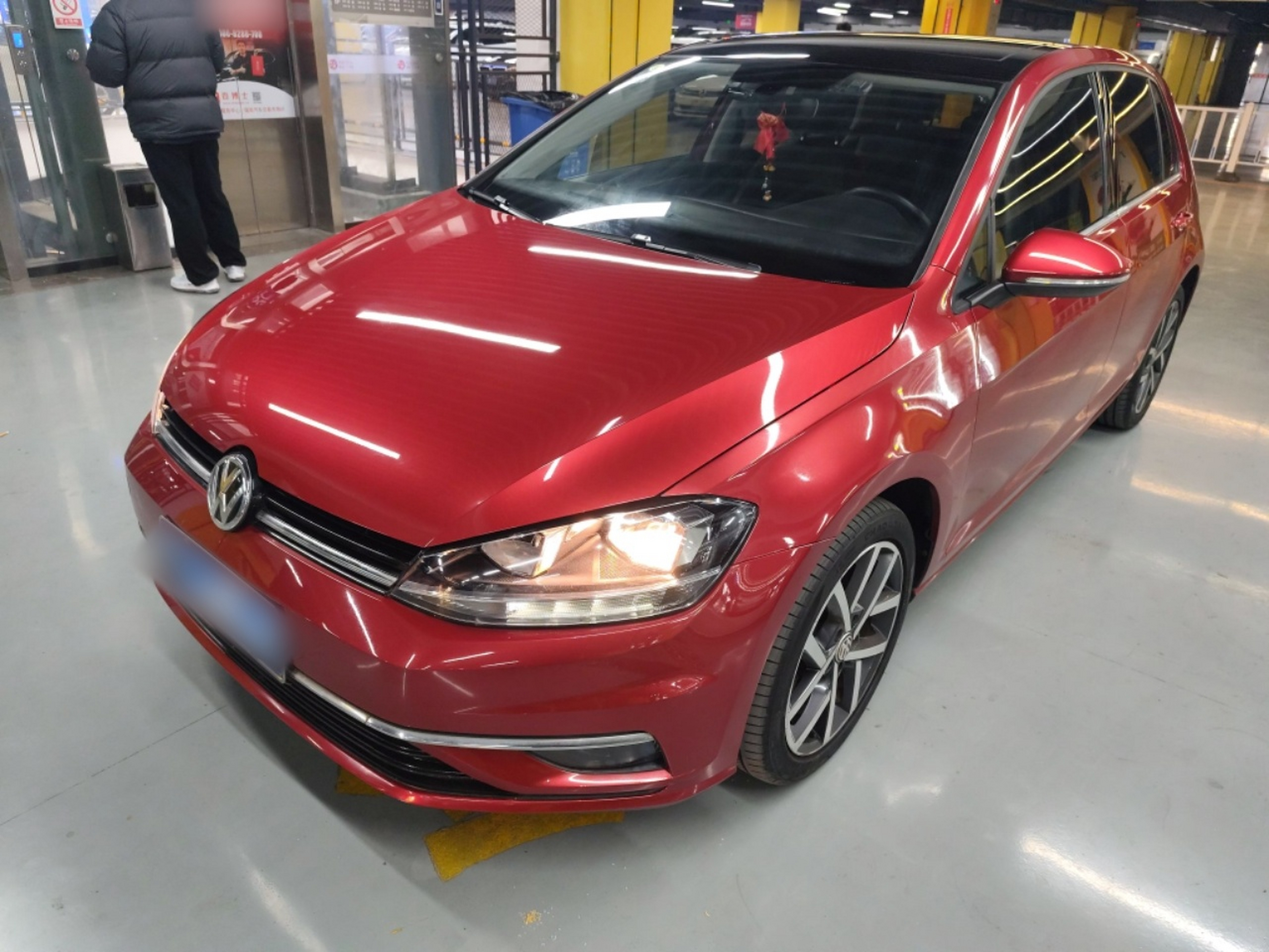 تحت مقدمة السيارة