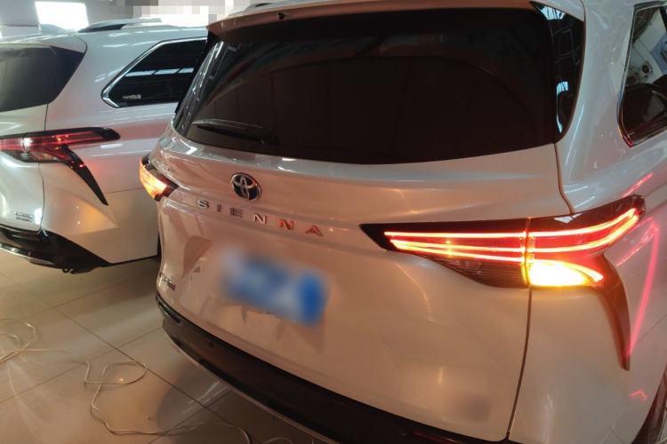 Used Toyota Sienna 2023 2.5L Hybrid Deluxe Edition
