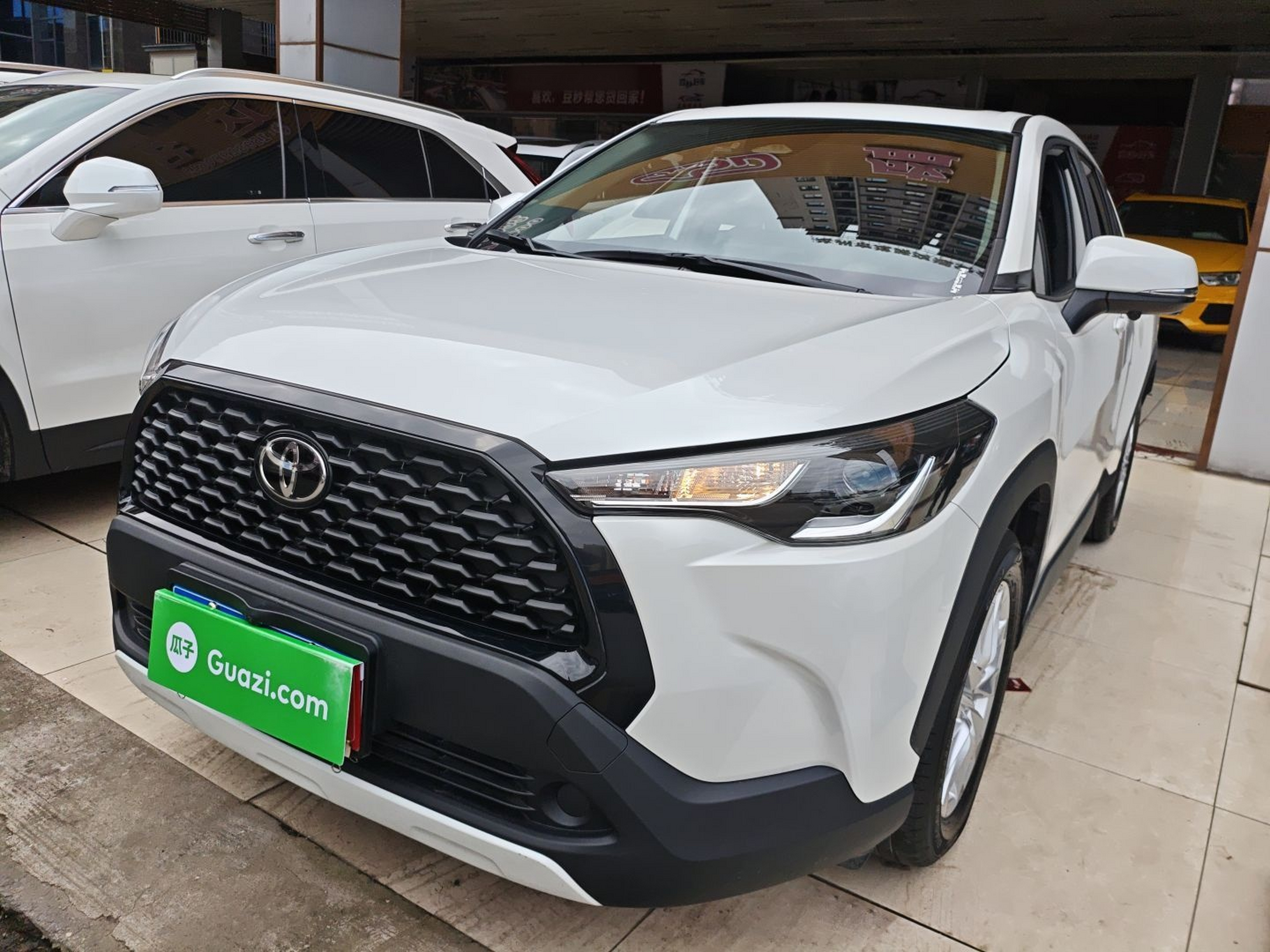 تحت مقدمة السيارة