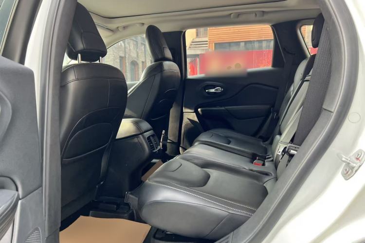 Used  Cherokee 2017 2.4L Professional Edition
